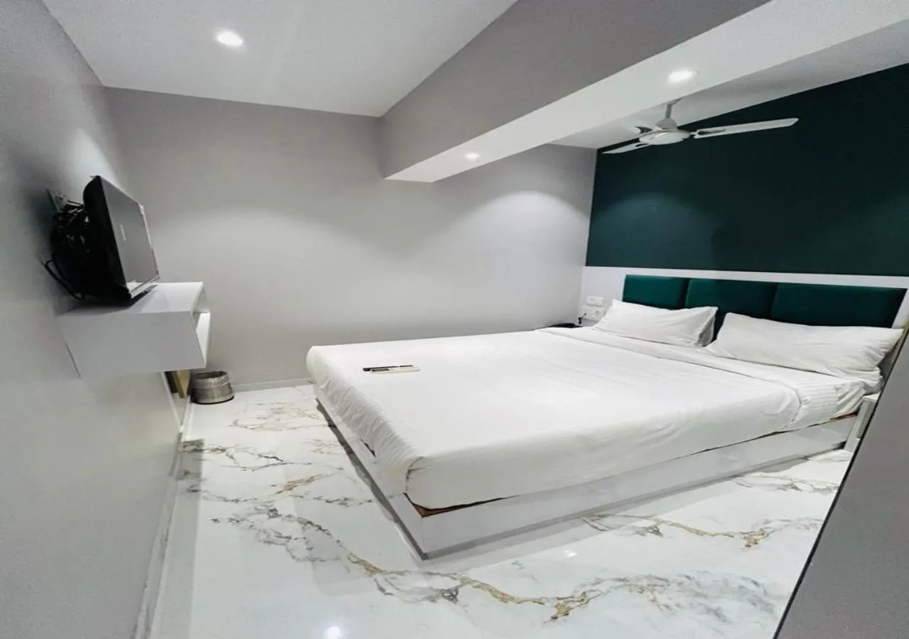 Bed in Grand Dyad Hotel - Near Kokilaben Hospital Andheri West