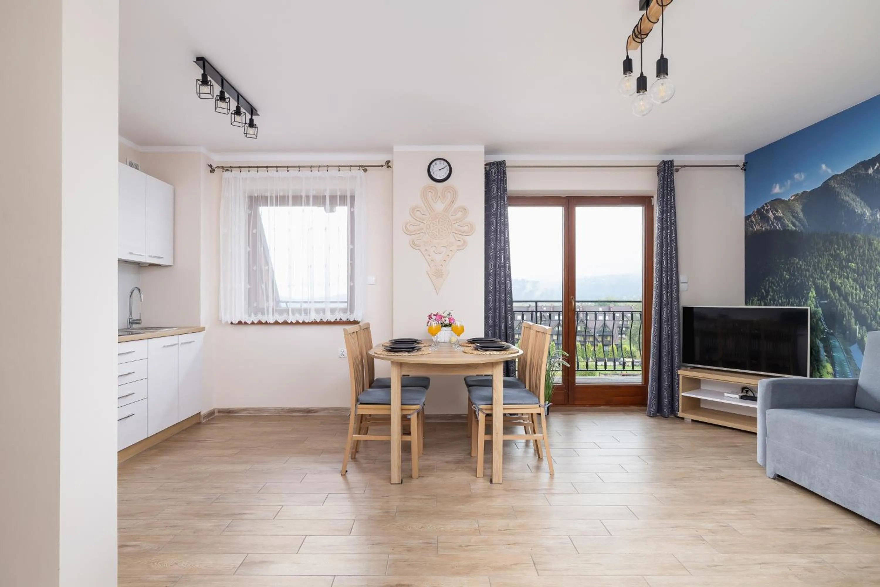 Dining area in Salwatoriańska Apartments Mountain View Zakopane by Noclegi Renters