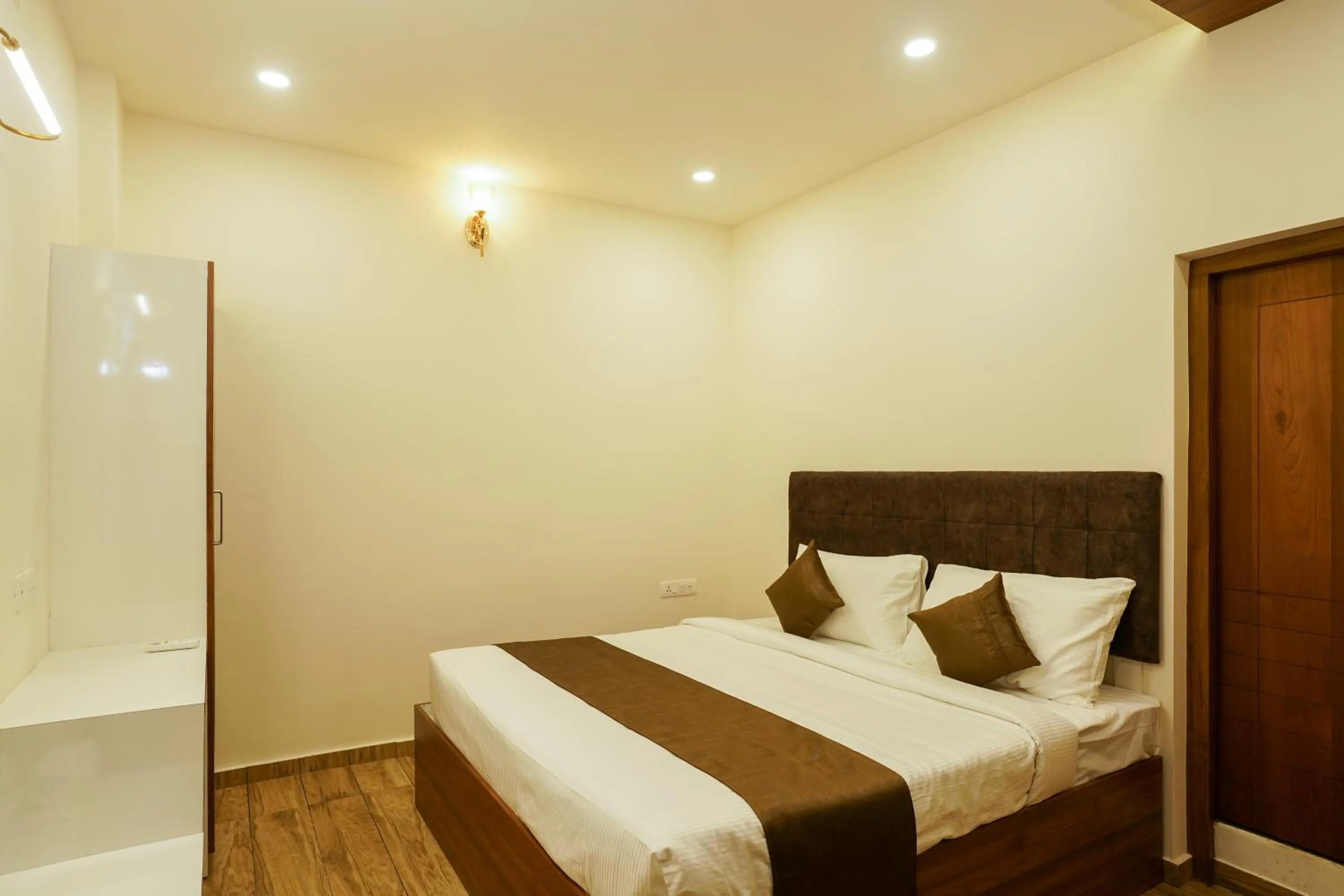 Bedroom, Bed in Grand Plaza Inn