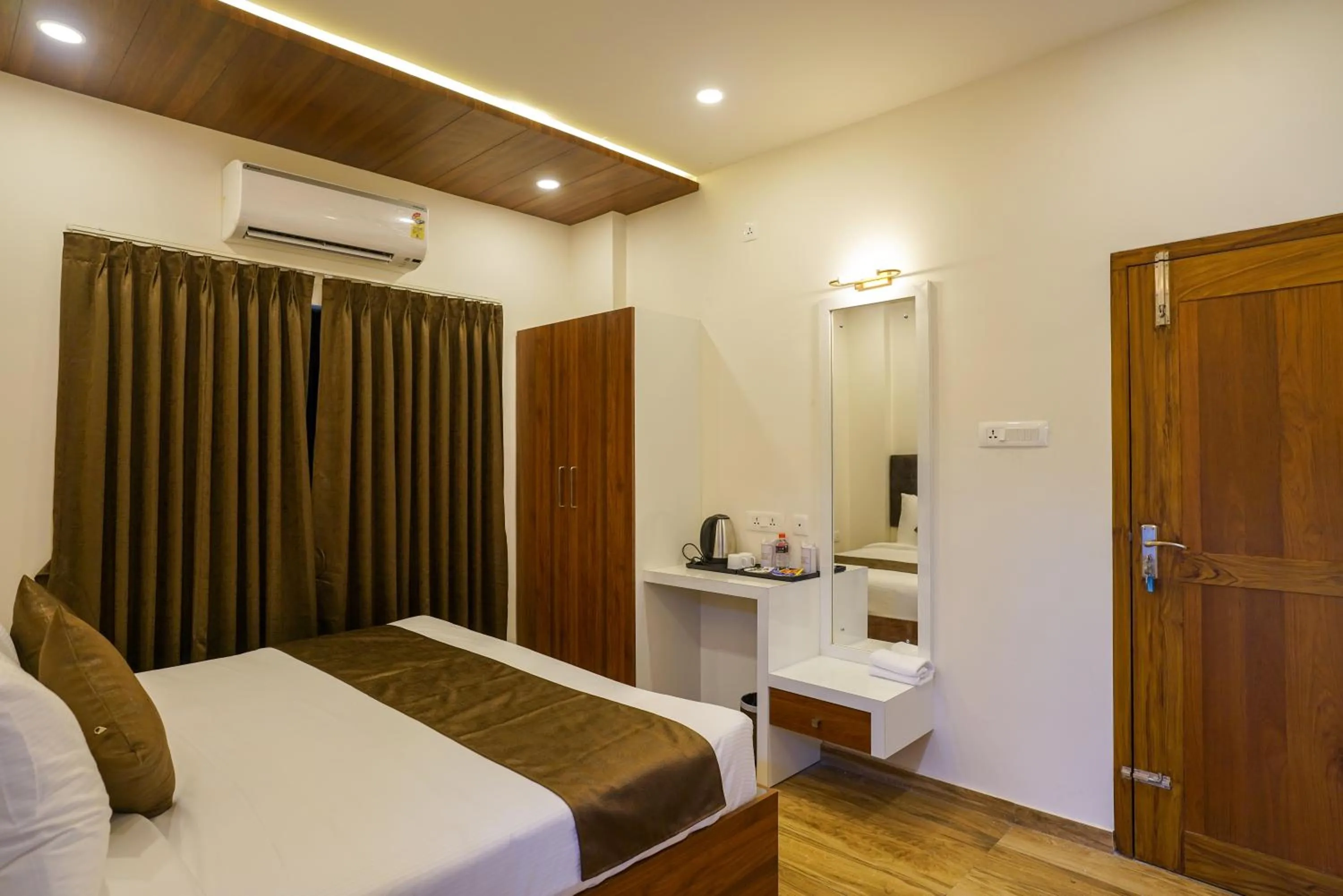 Bedroom, Bed in Grand Plaza Inn