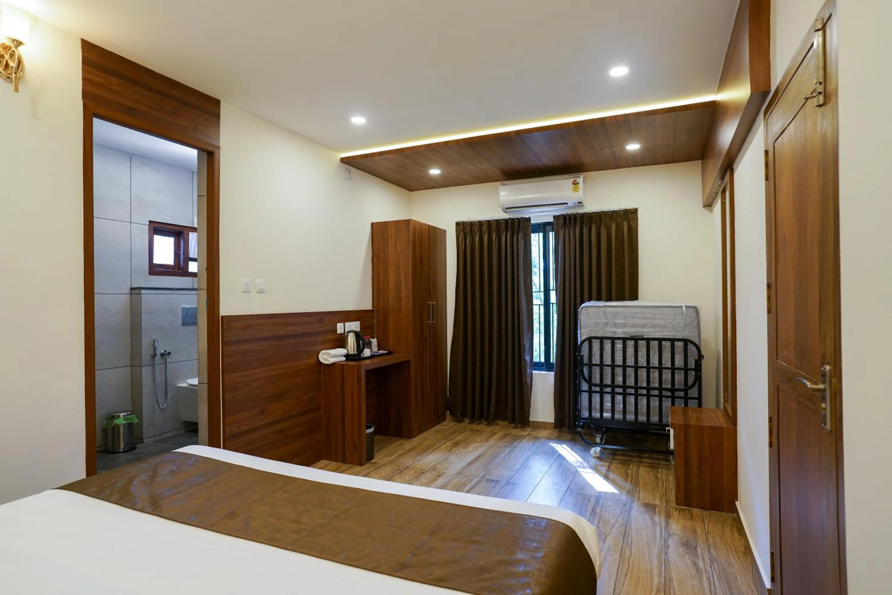 Bedroom, Bed in Grand Plaza Inn