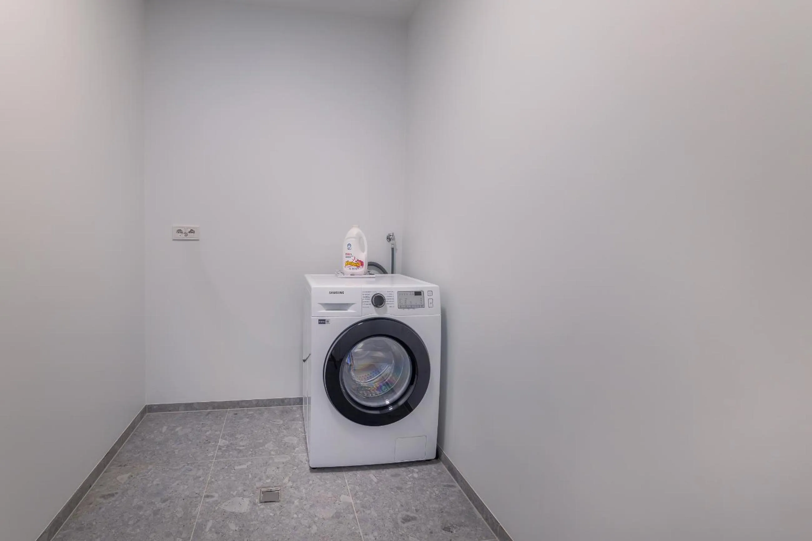 washing machine in Hlemmur Suites