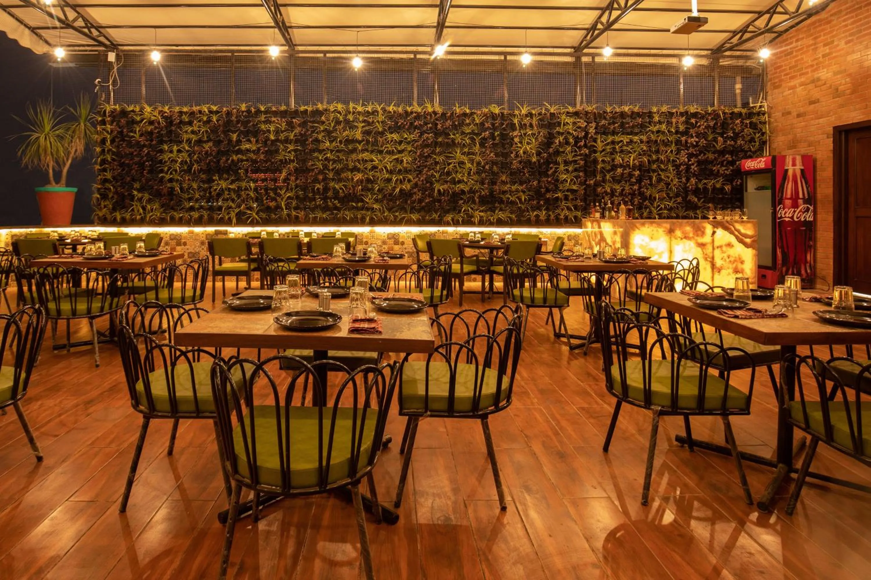 Restaurant/places to eat in Hotel Kalinga