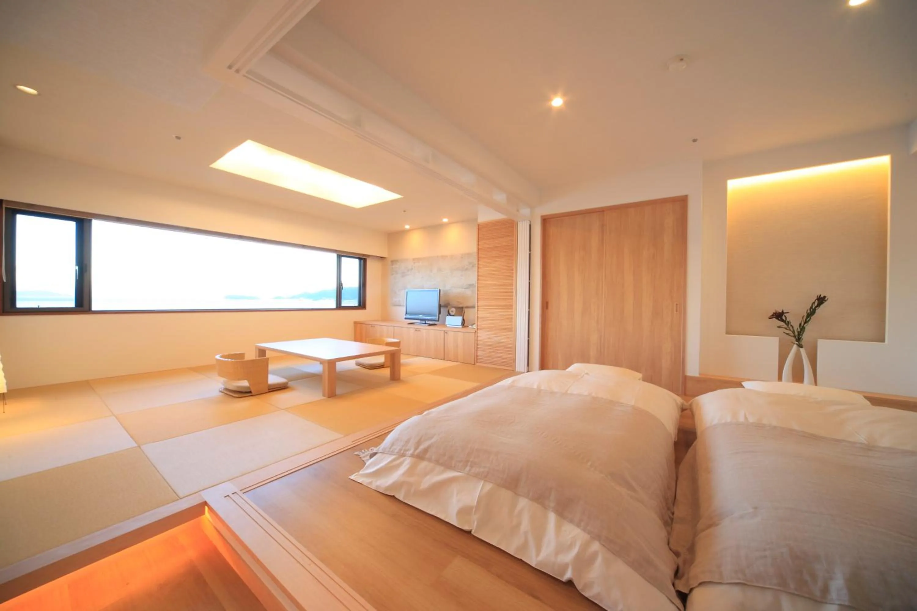 Photo of the whole room, Bed in Awaji International Hotel The Sunplaza