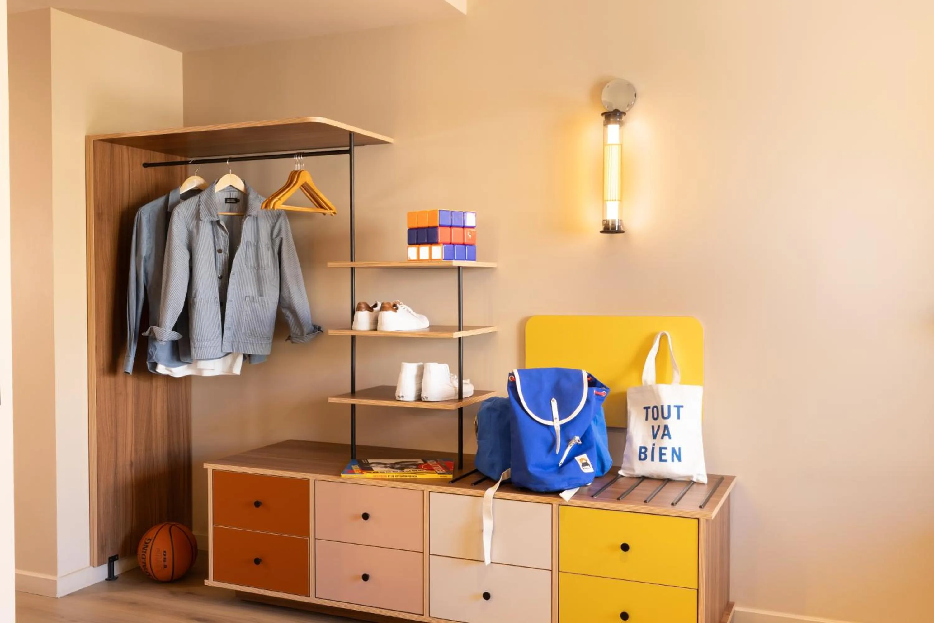 wardrobe in Yuna Montmartre - ApartHotel