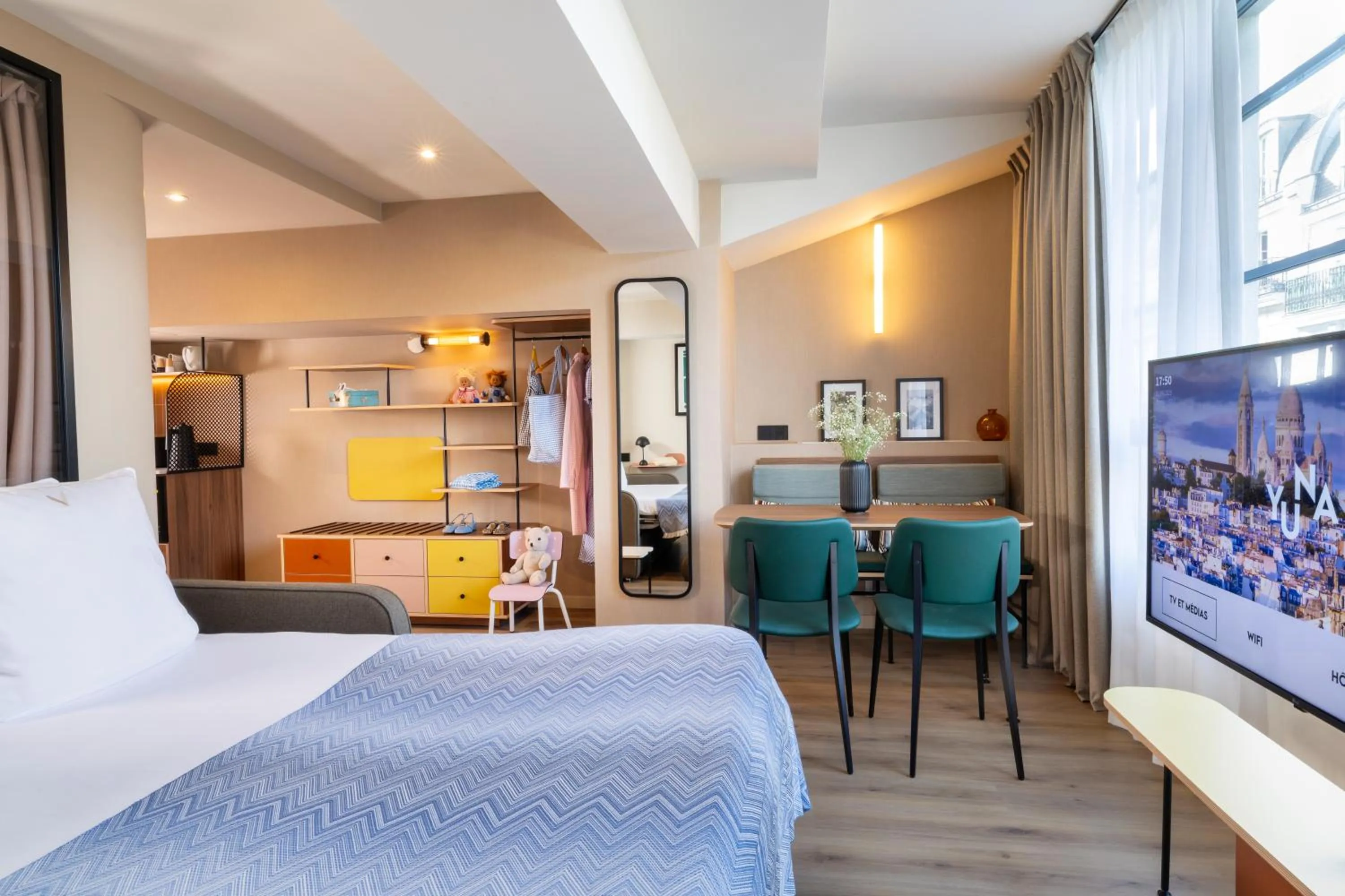 Living room, Bed in Yuna Montmartre - ApartHotel