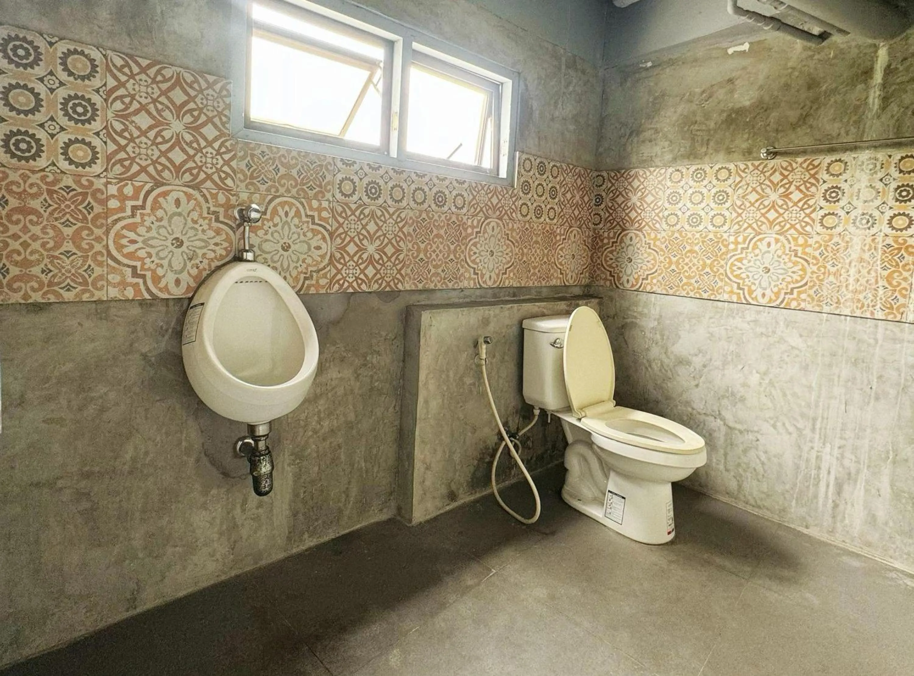 Bathroom in OYO 75465 Lucky Hostel - Huai Khwang