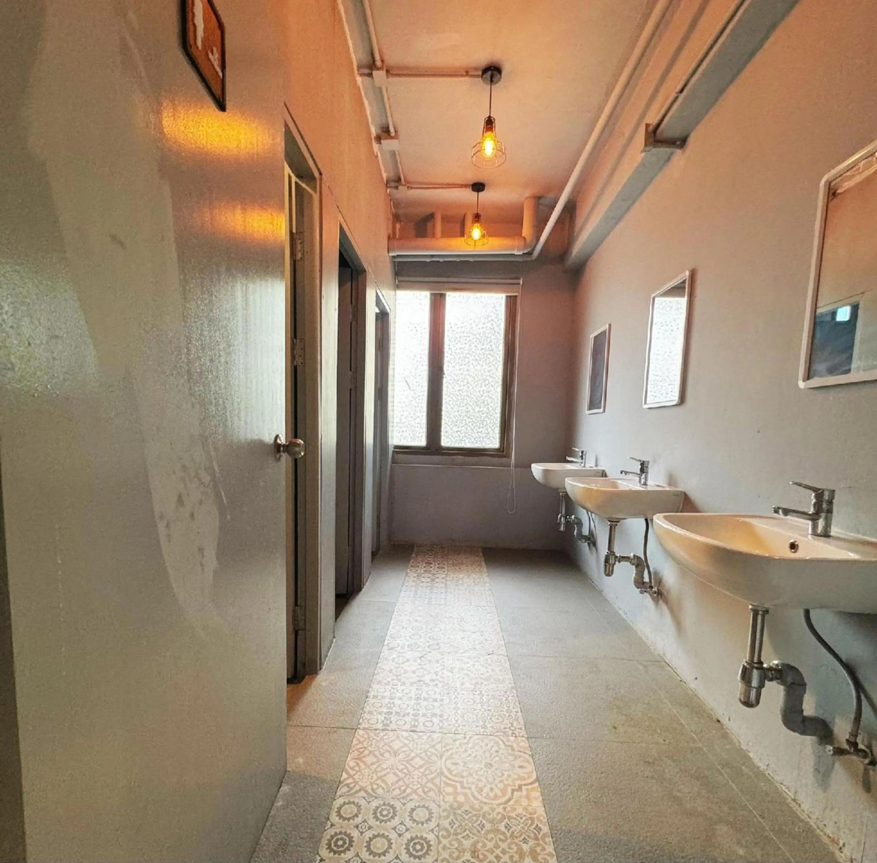 Bathroom in OYO 75465 Lucky Hostel - Huai Khwang