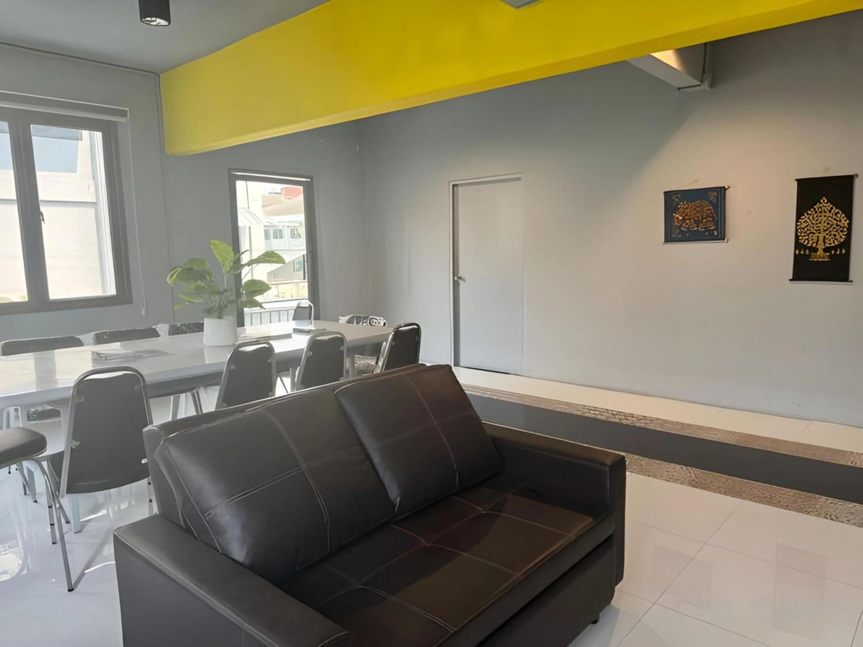 Seating area in OYO 75465 Lucky Hostel - Huai Khwang