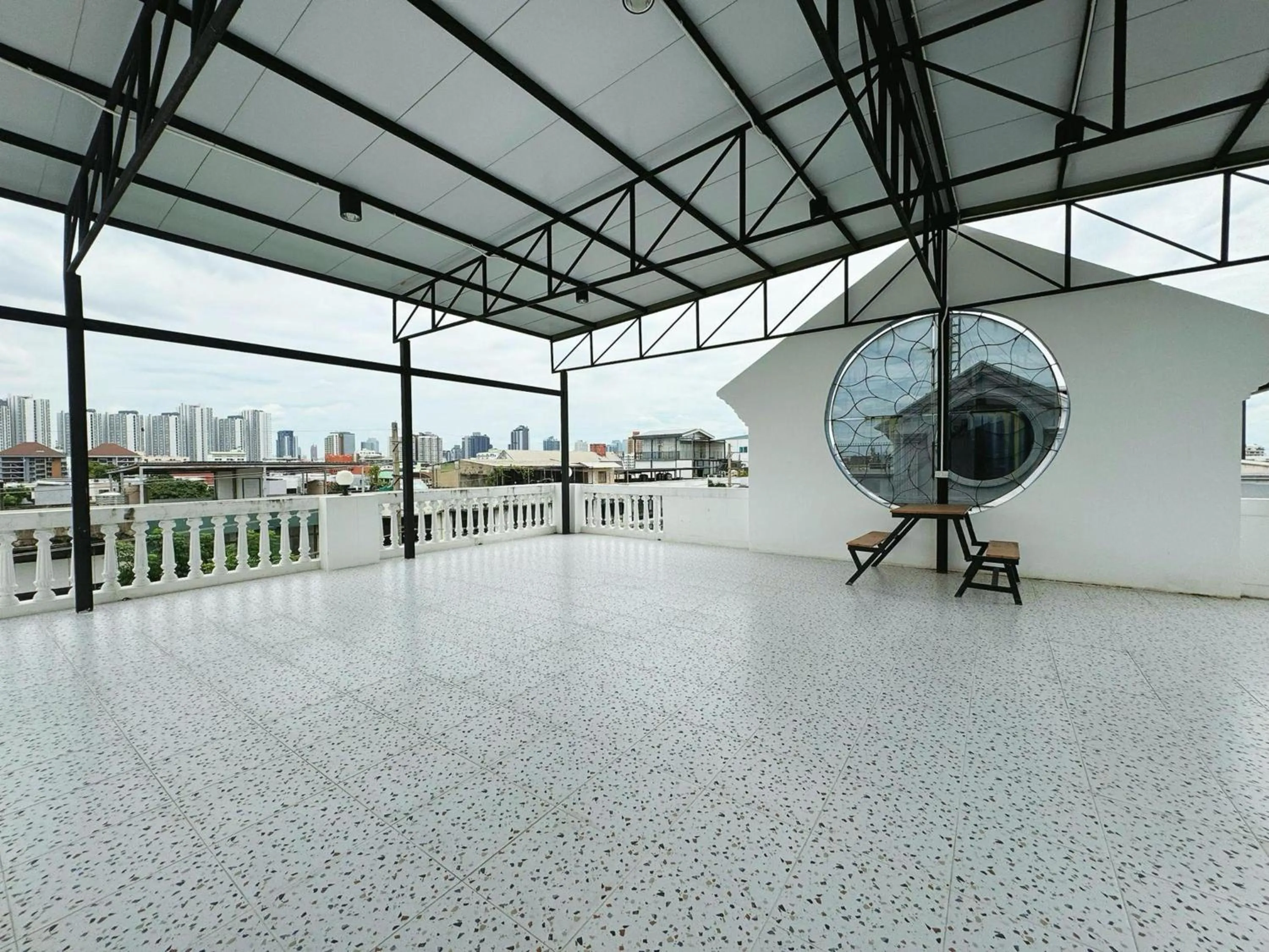 Balcony/Terrace in OYO 75465 Lucky Hostel - Huai Khwang