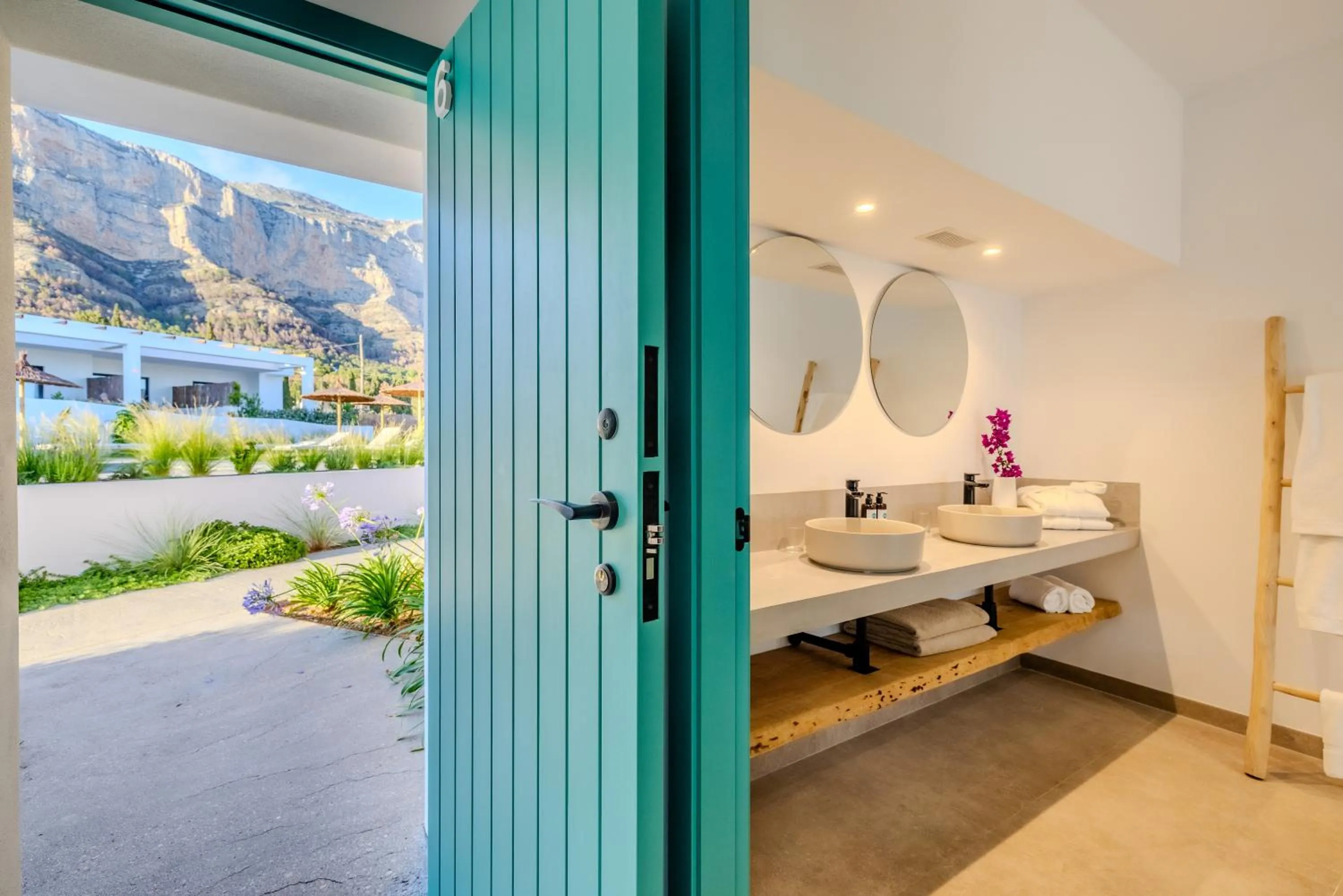 Shower, Bed in Hotel Boutique Mi Almazara