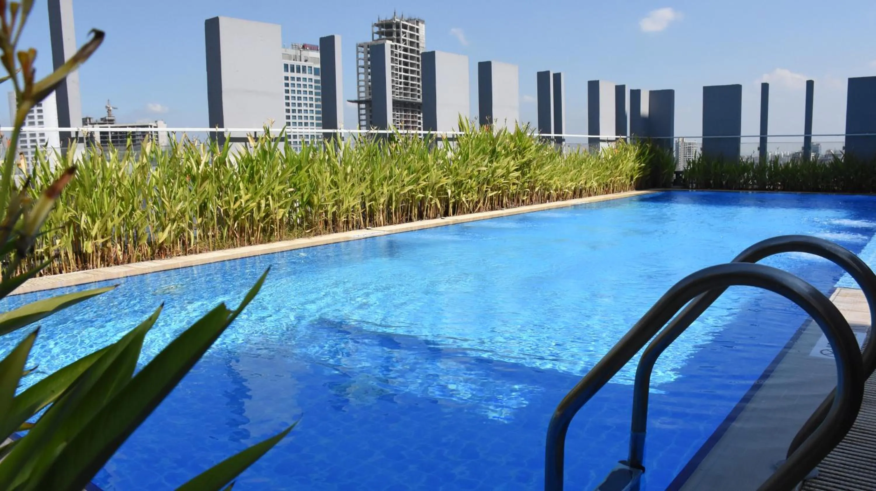 Swimming pool in Amari Dhaka