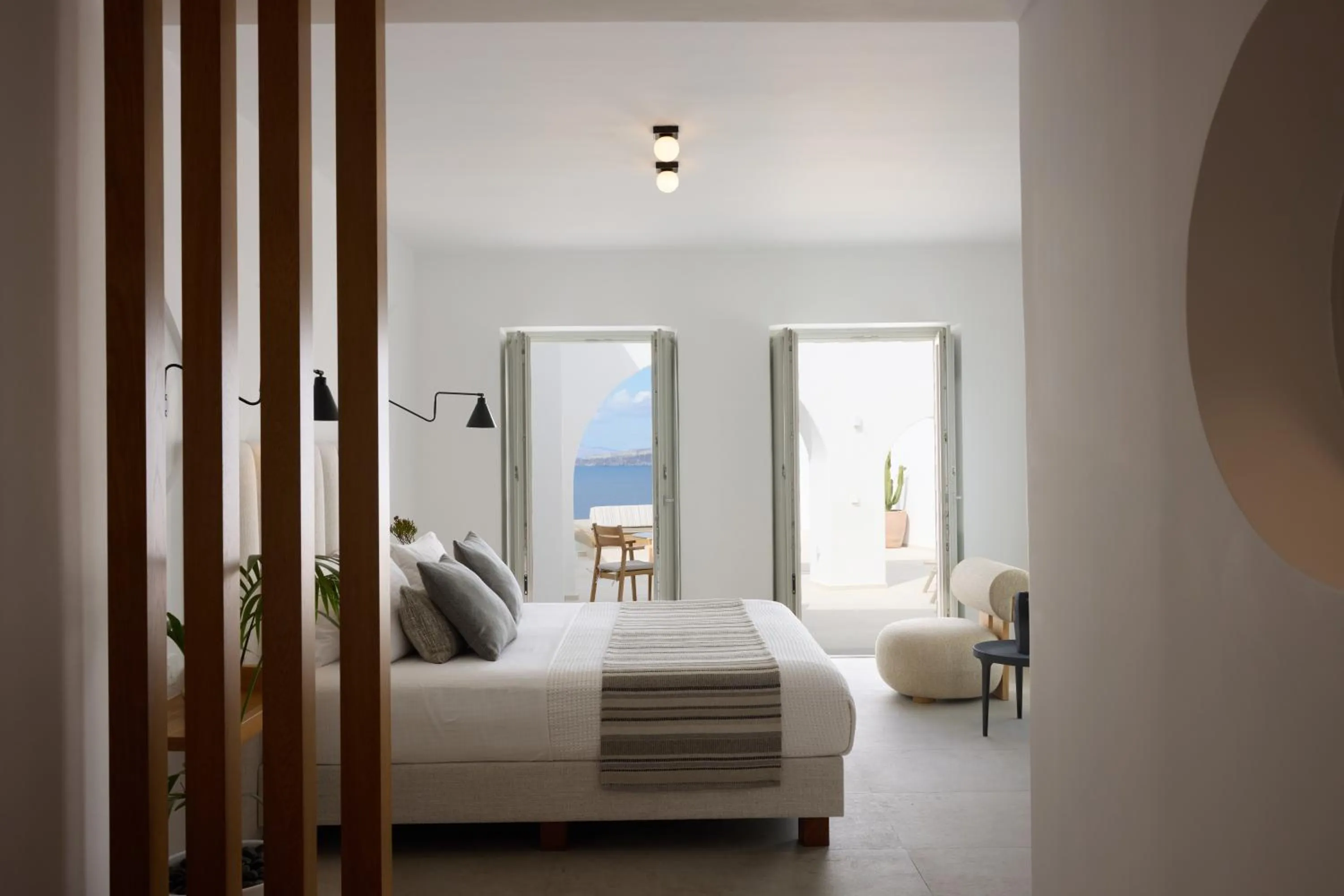 Bed in Omna Caldera Suites