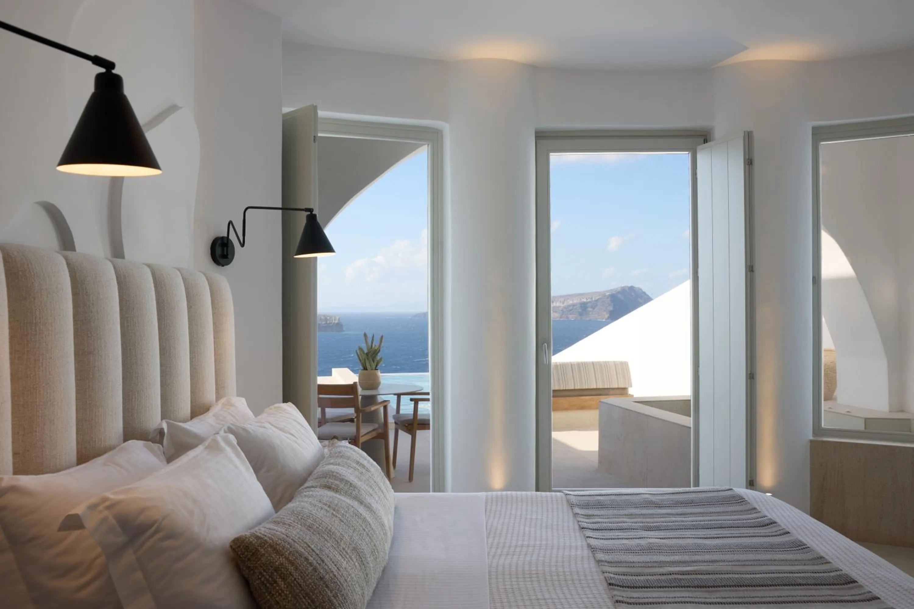 Bed in Omna Caldera Suites