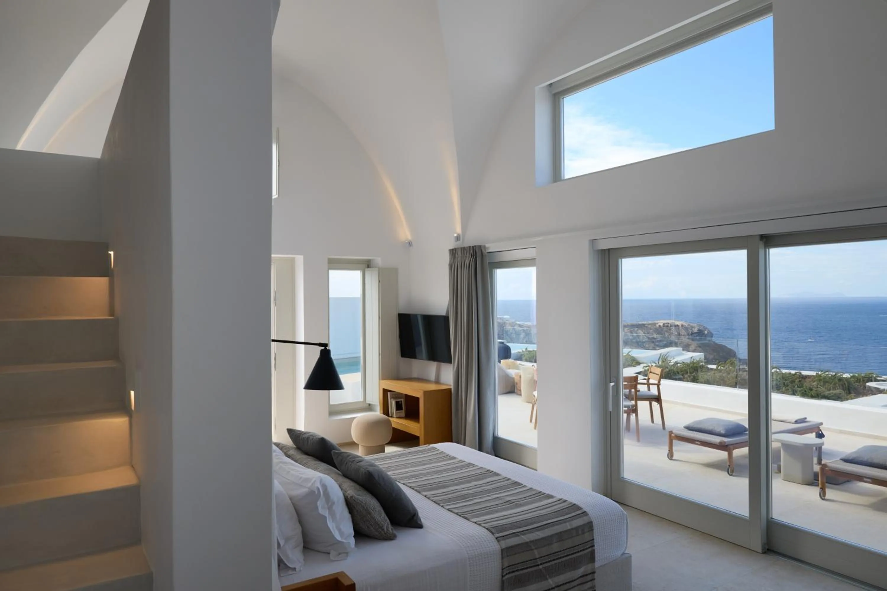 Communal lounge/ TV room, Bed in Omna Caldera Suites