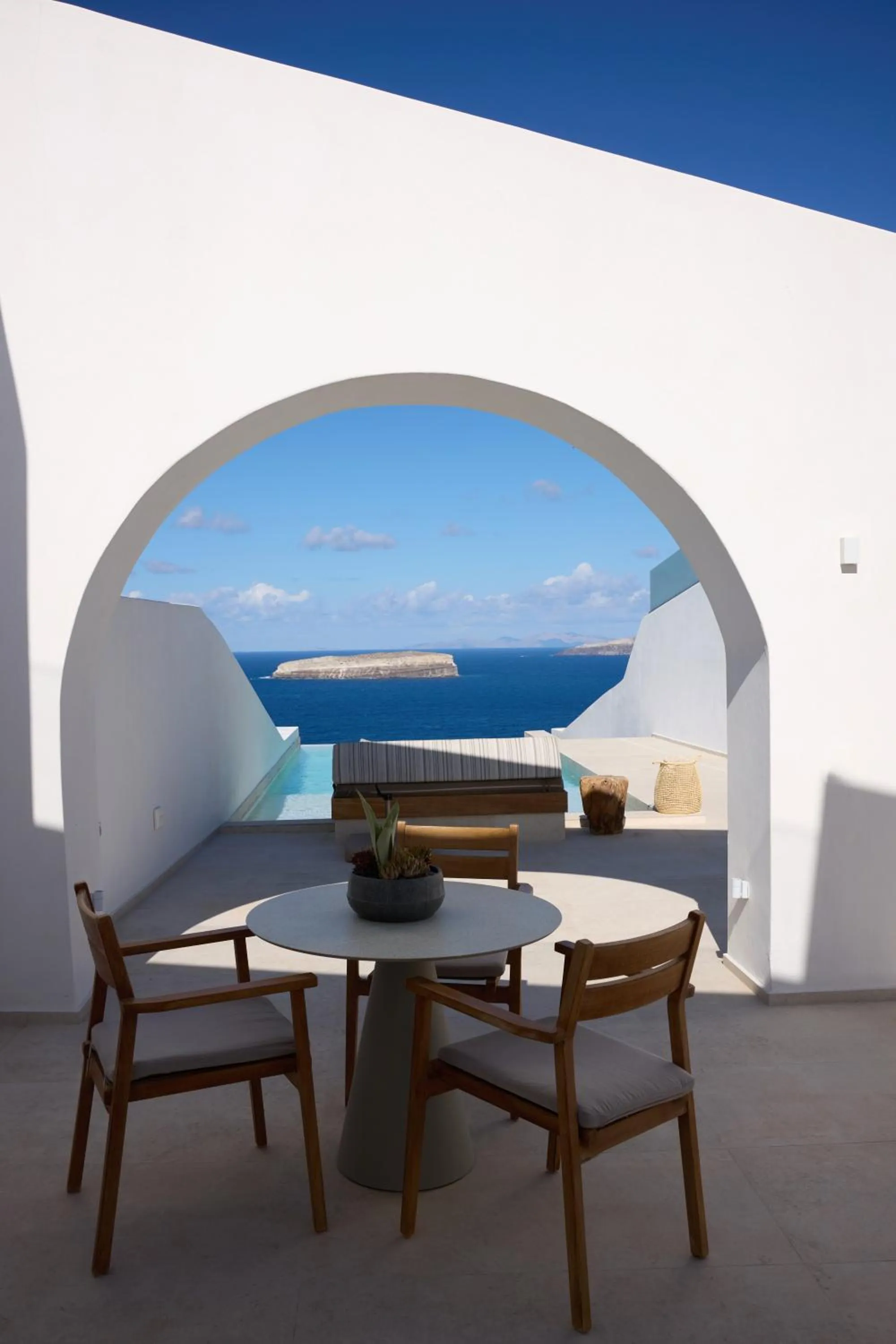 Day in Omna Caldera Suites