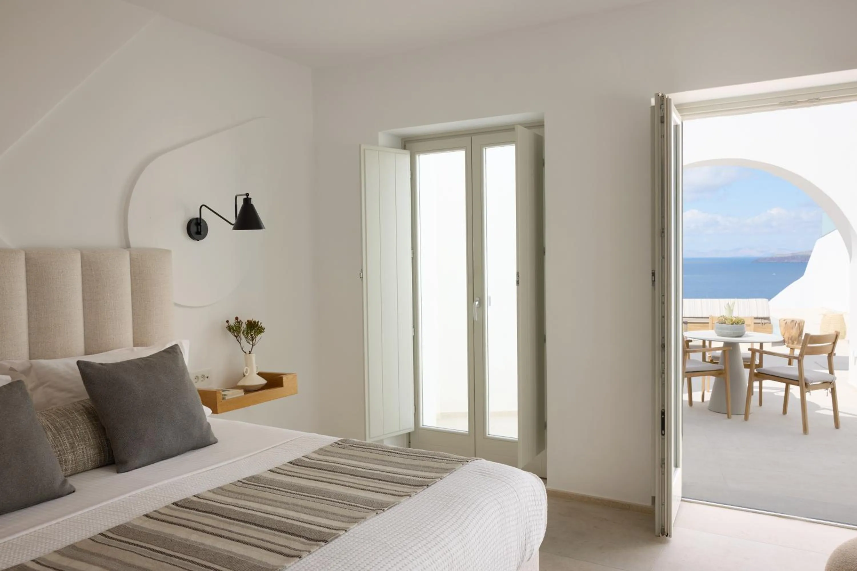 Bed in Omna Caldera Suites