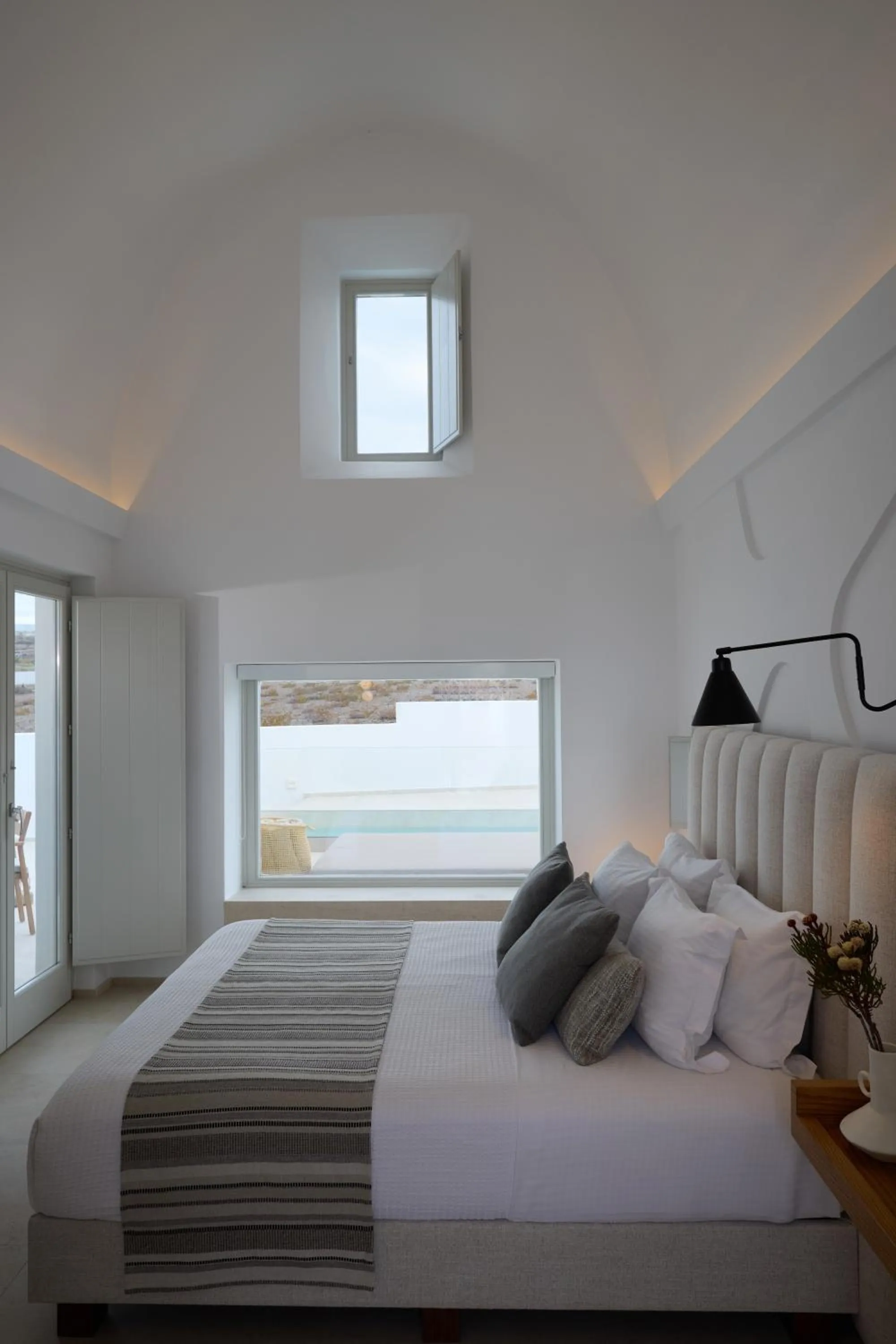 Bed in Omna Caldera Suites