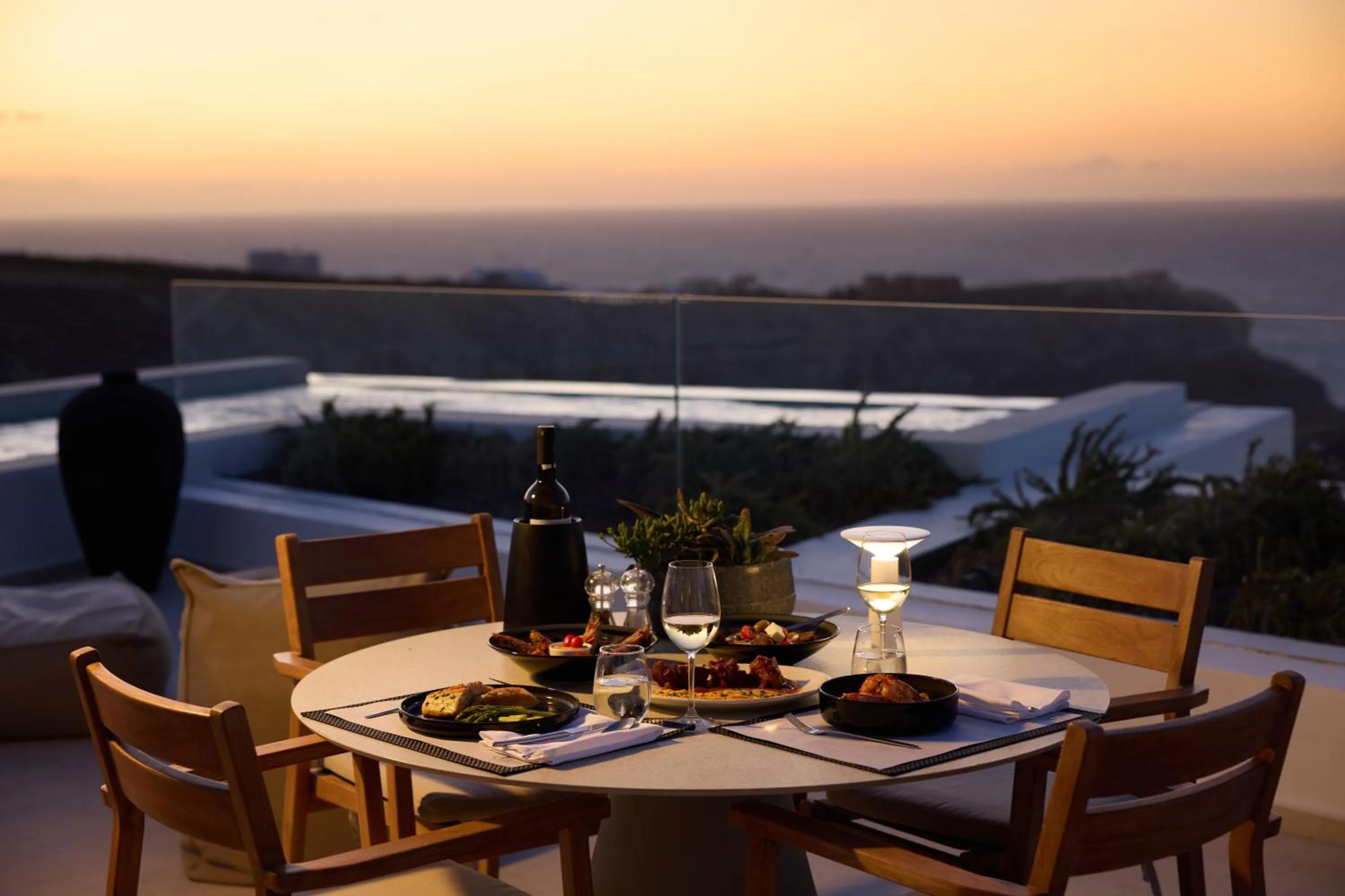 Restaurant/places to eat in Omna Caldera Suites