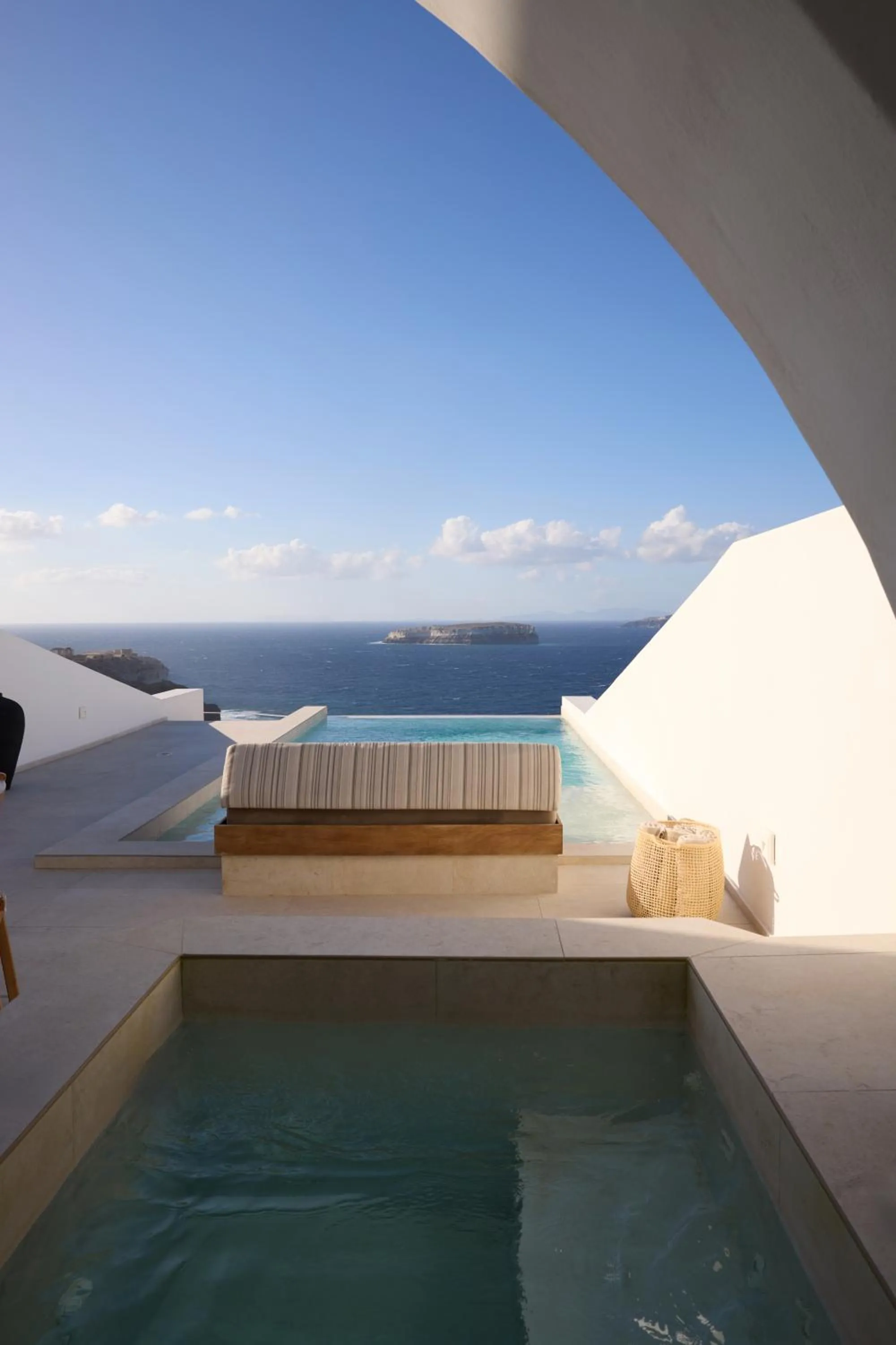 Bed in Omna Caldera Suites