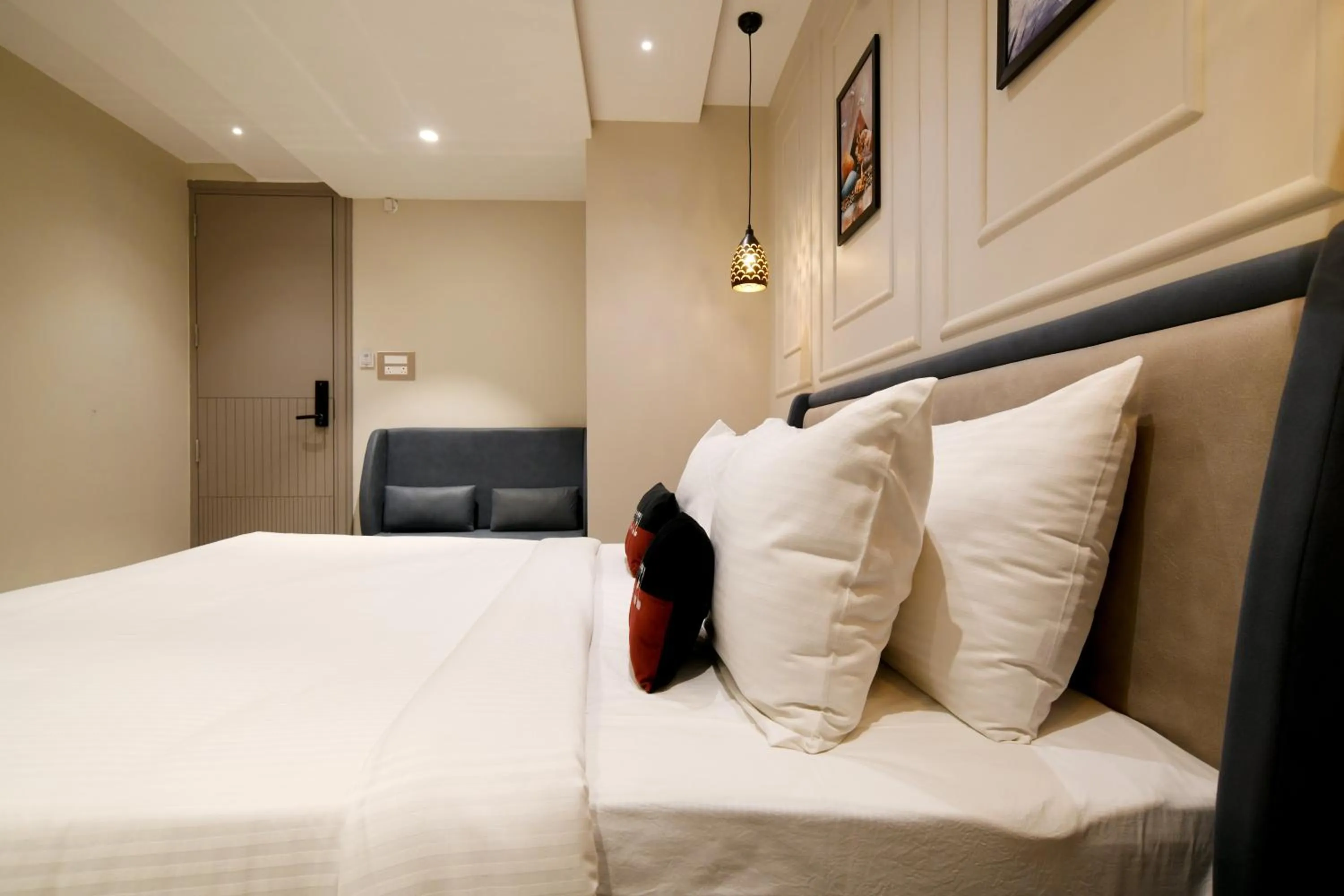 Photo of the whole room, Bed in Aceotel Select Tulsi Vijay Nagar- A Luxury Boutique Hotel