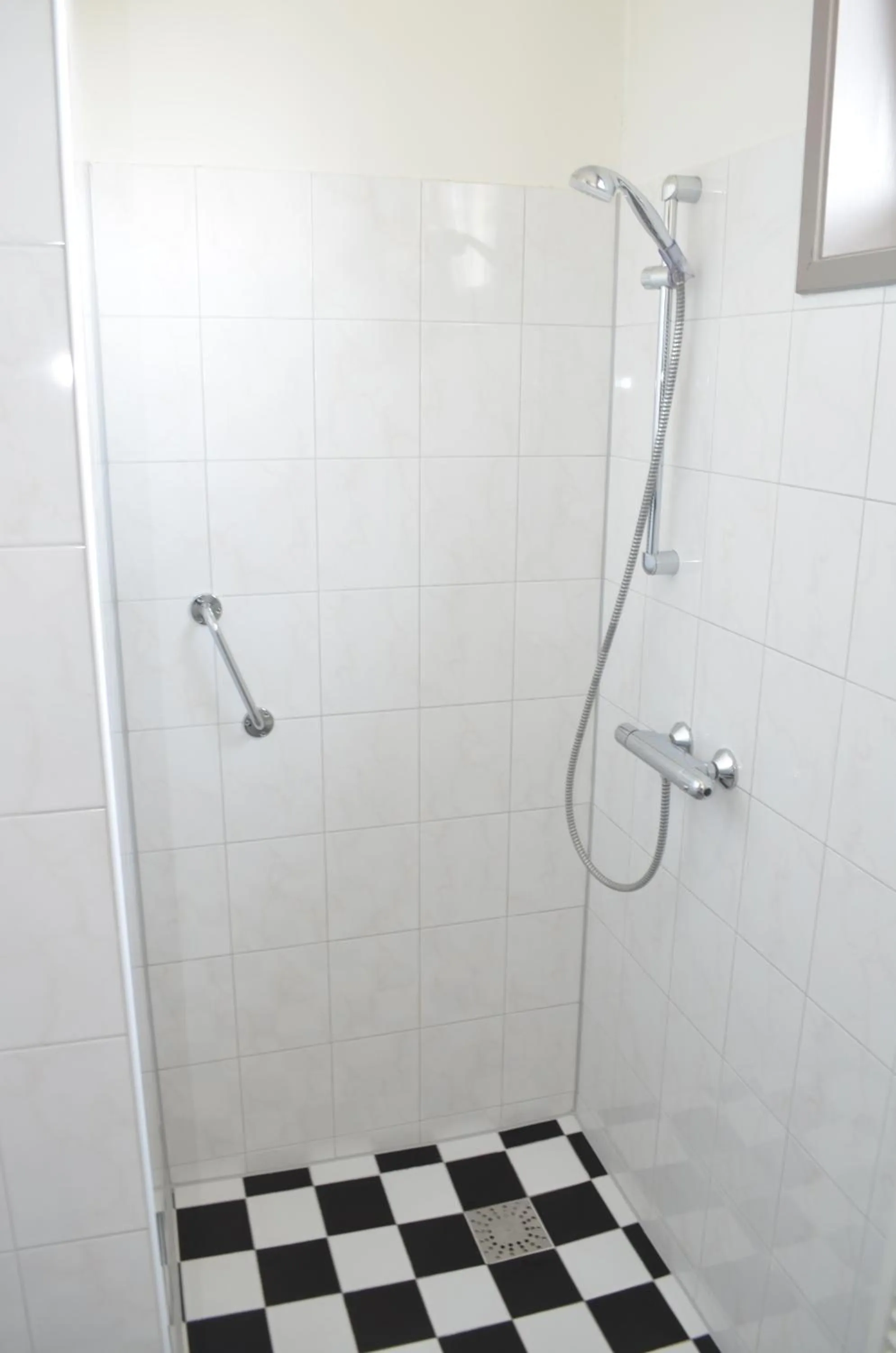 Shower in Hotel Stad en Land