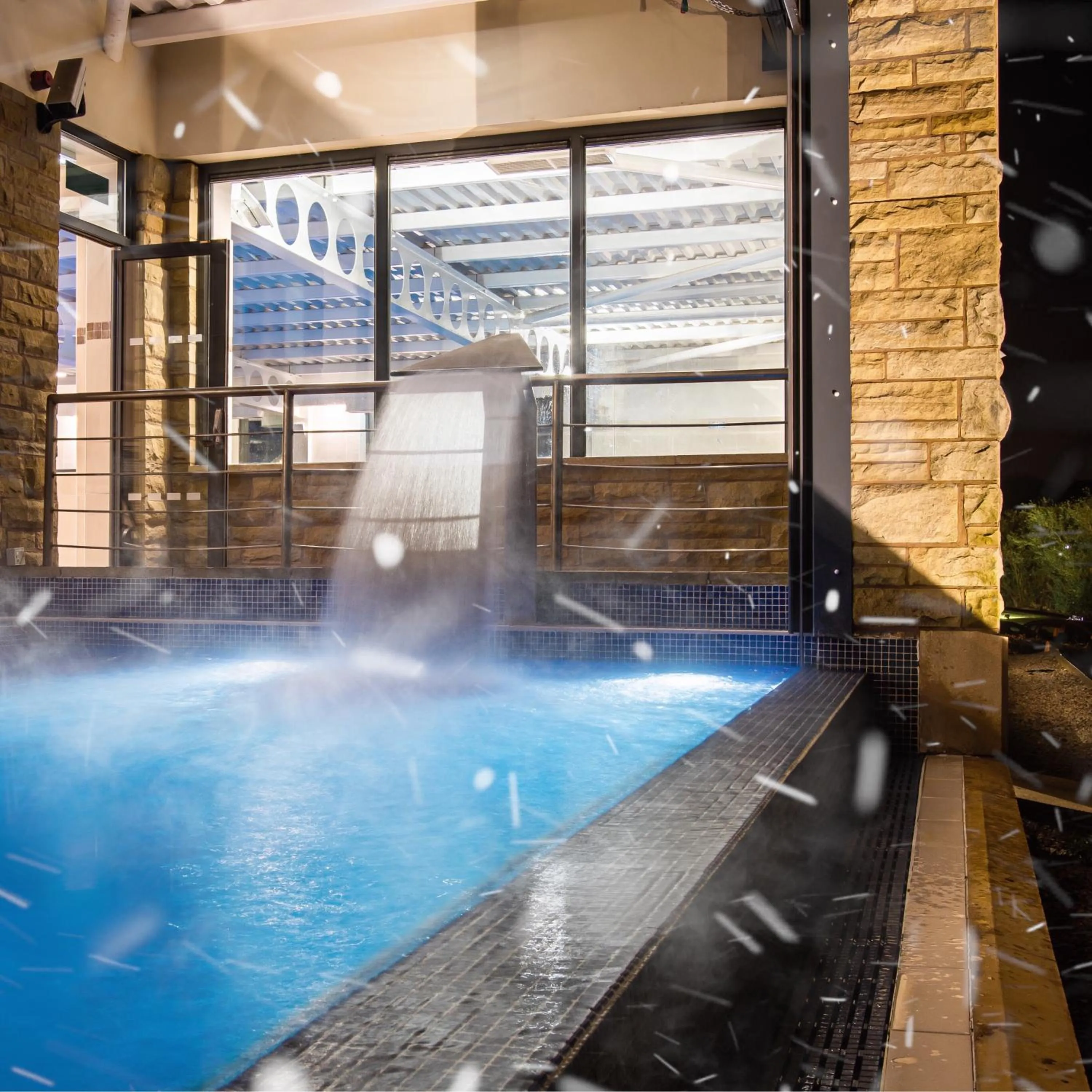 Swimming pool in Last Drop Village Hotel & Spa