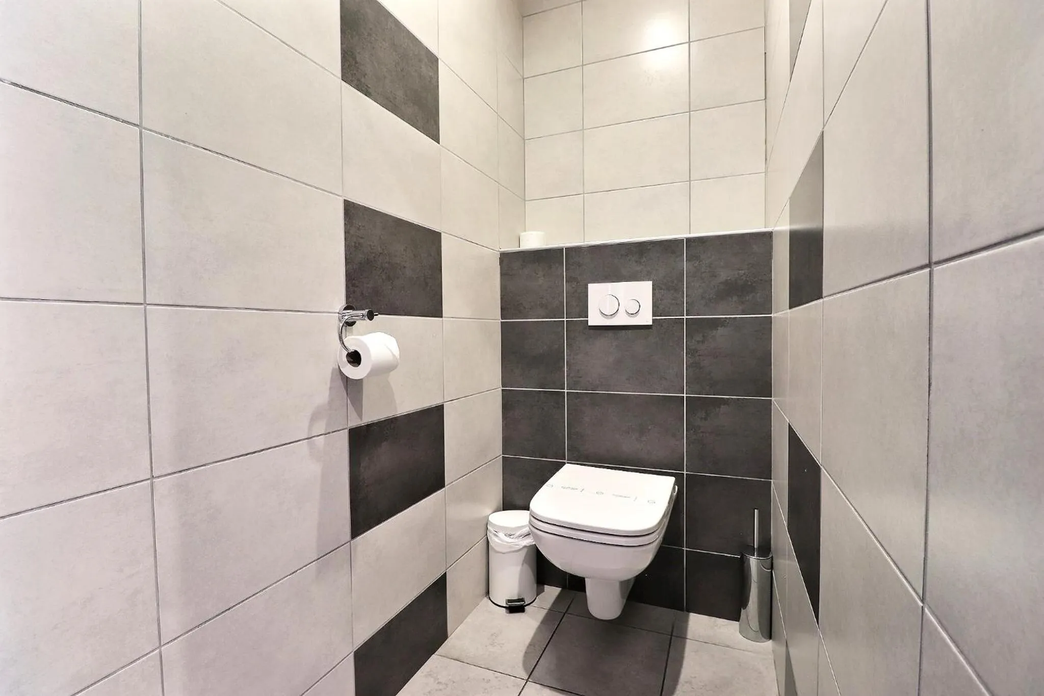 Toilet in Hôtel des Lumières Lyon Meyzieu Arena Stadium