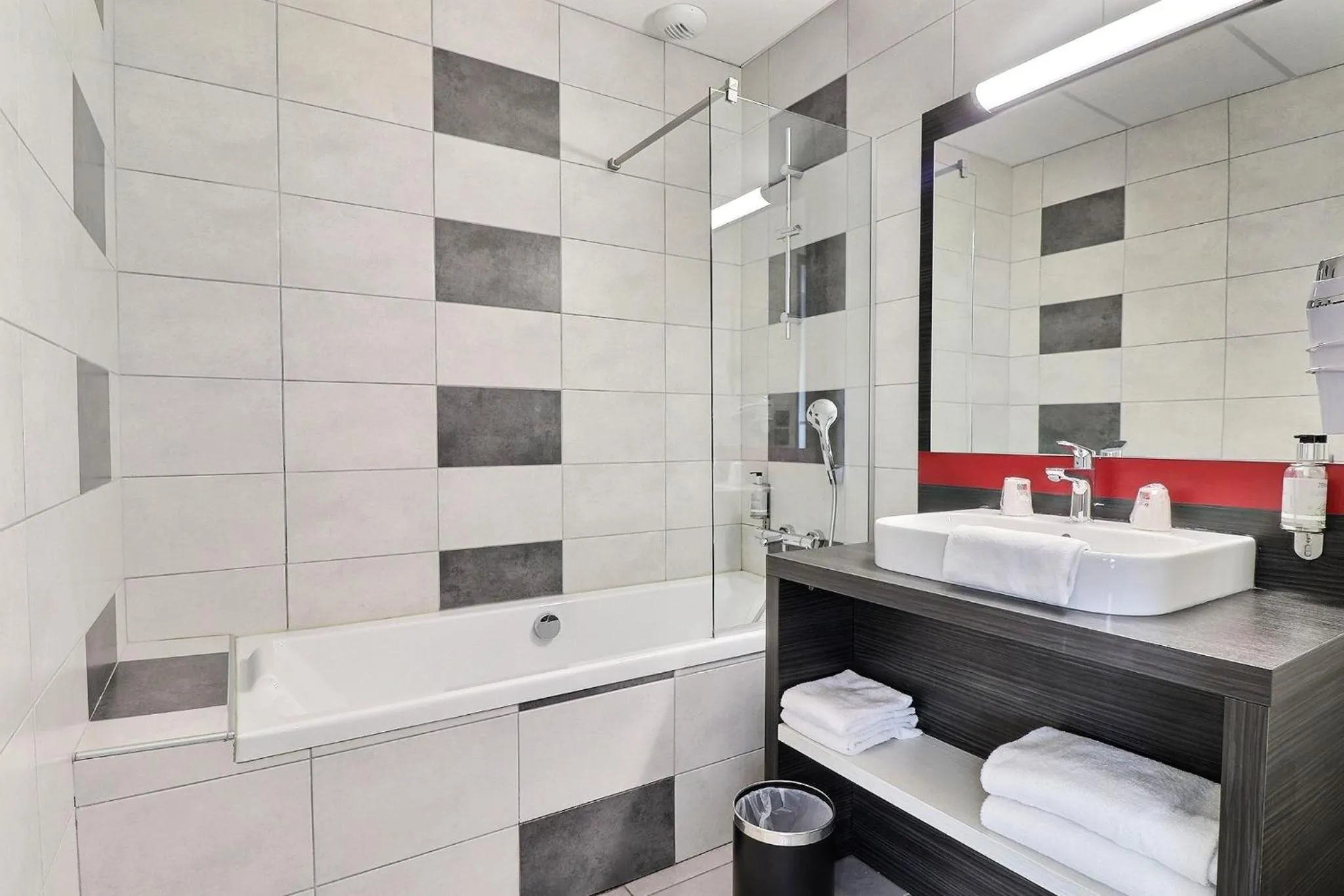 Bathroom in Hôtel des Lumières Lyon Meyzieu Arena Stadium