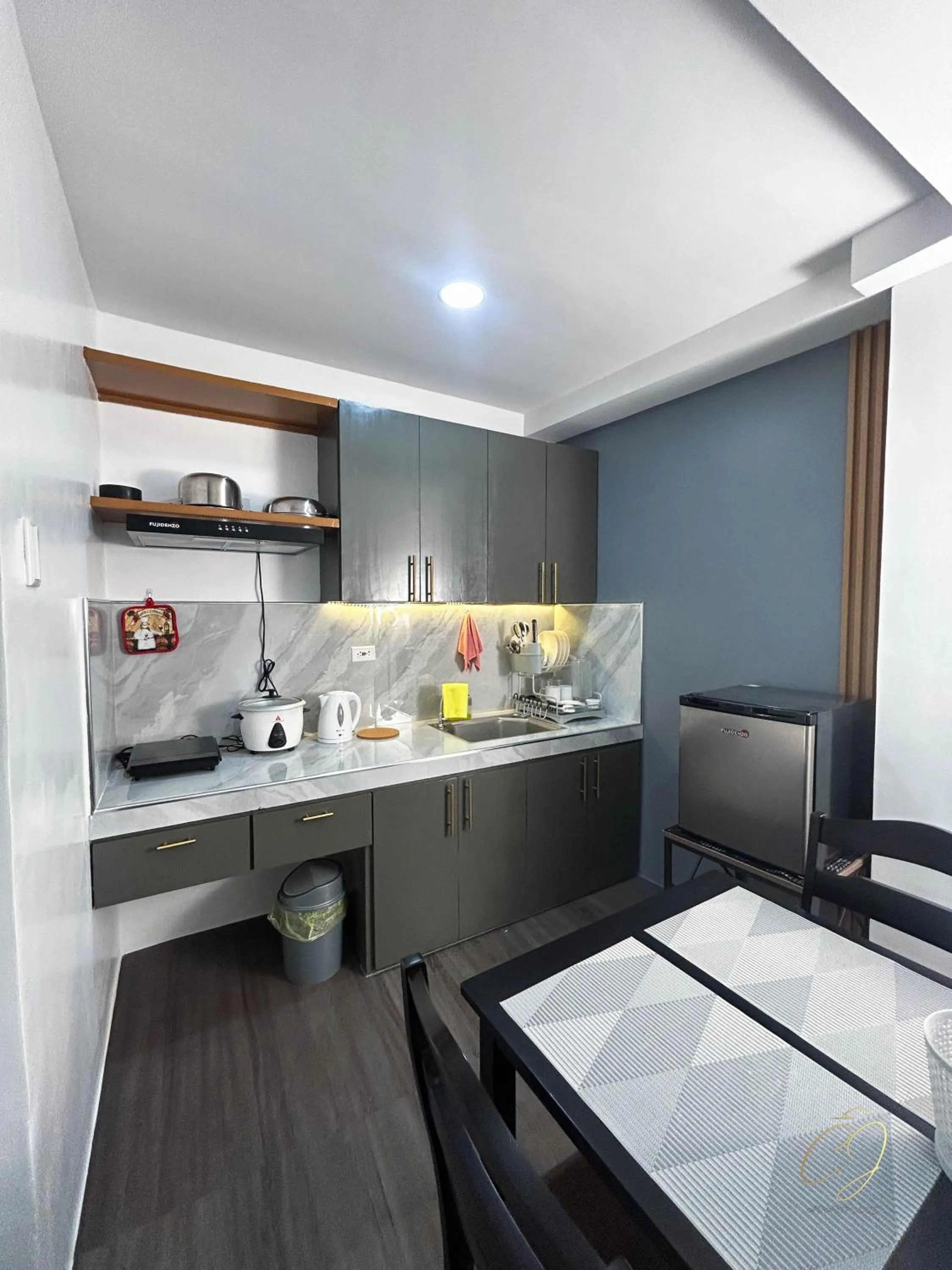 Kitchen or kitchenette, Bed in CJ Apartments