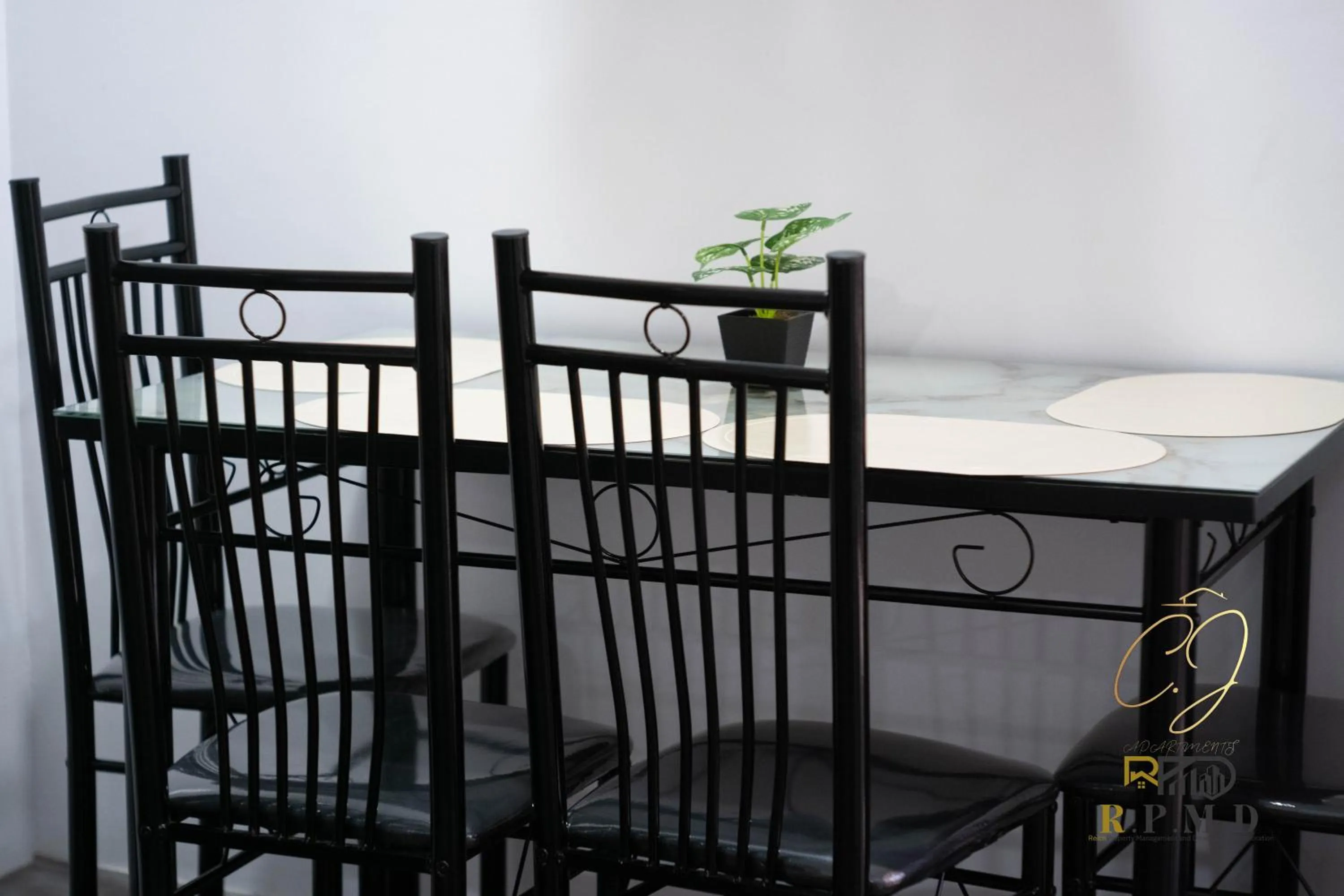 Dining area, Bed in CJ Apartments