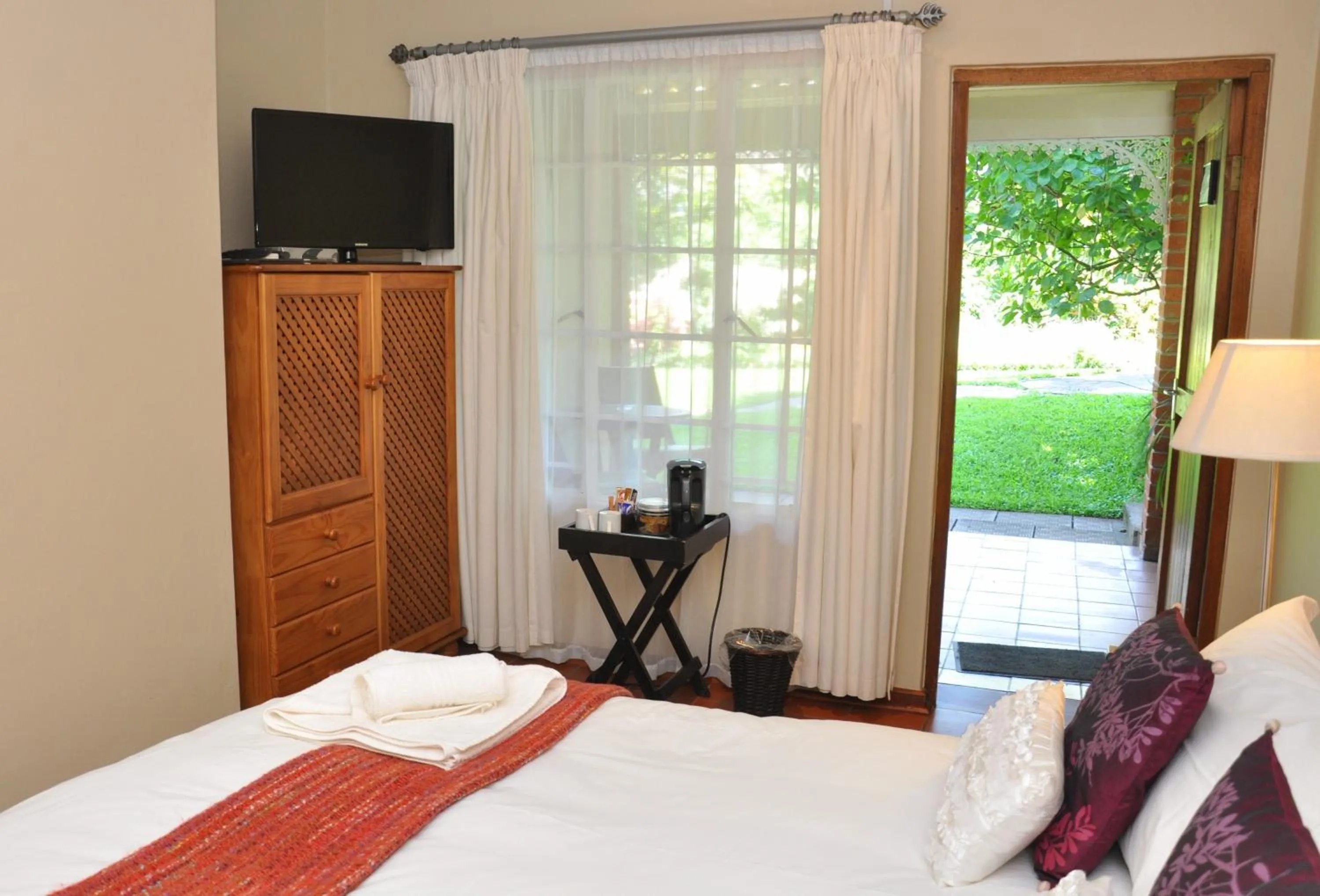 Bedroom, Bed in Birds of Paradise B&B