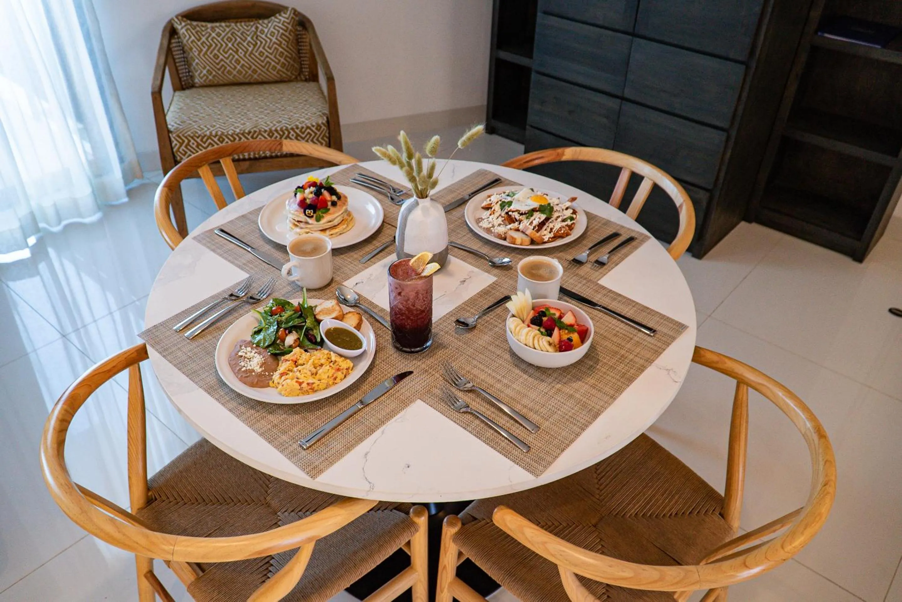 Food and drinks in Flamboyan Hotel & Residences