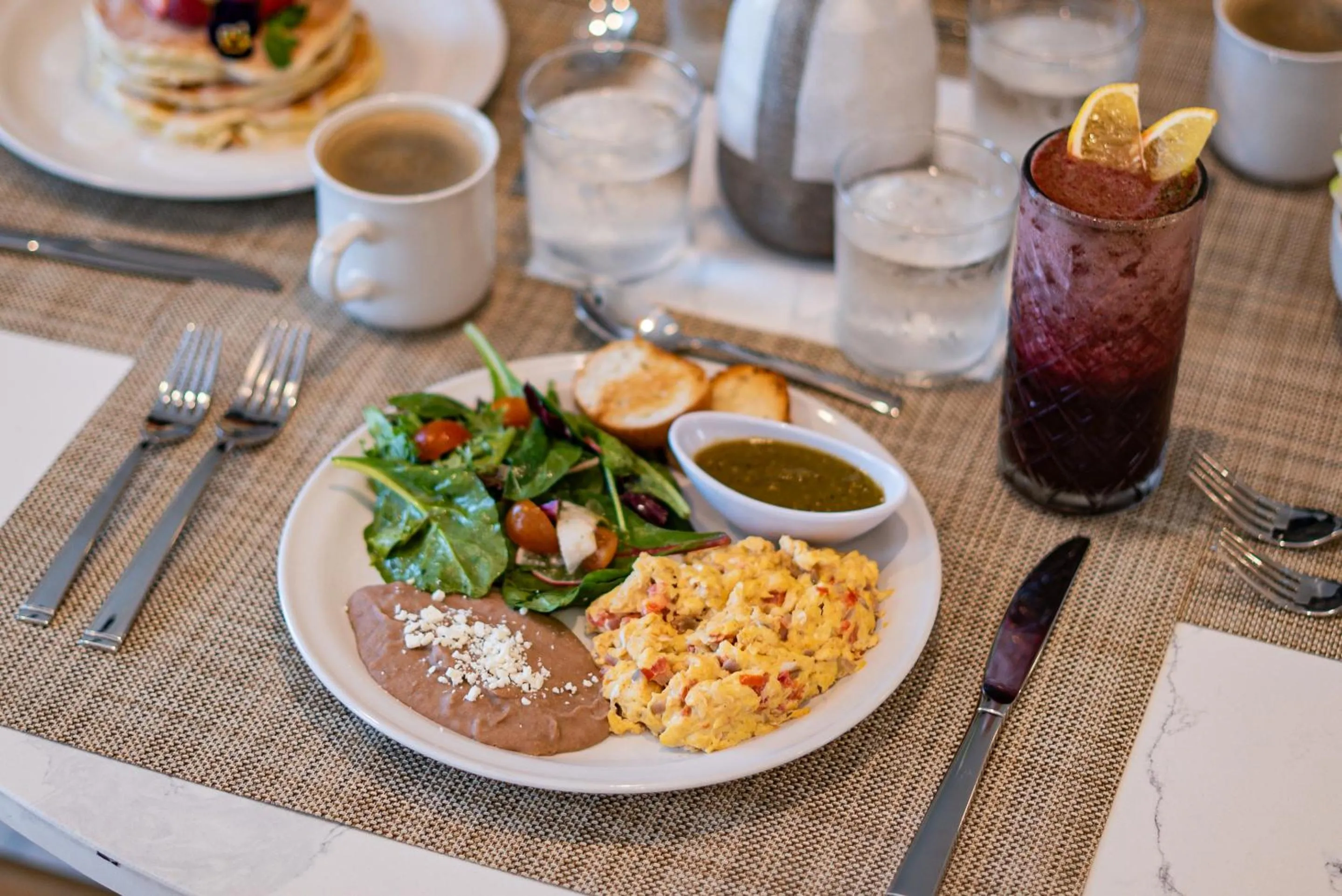 Food and drinks in Flamboyan Hotel & Residences