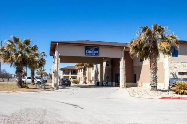 Facade/entrance in Karnes City Lodge