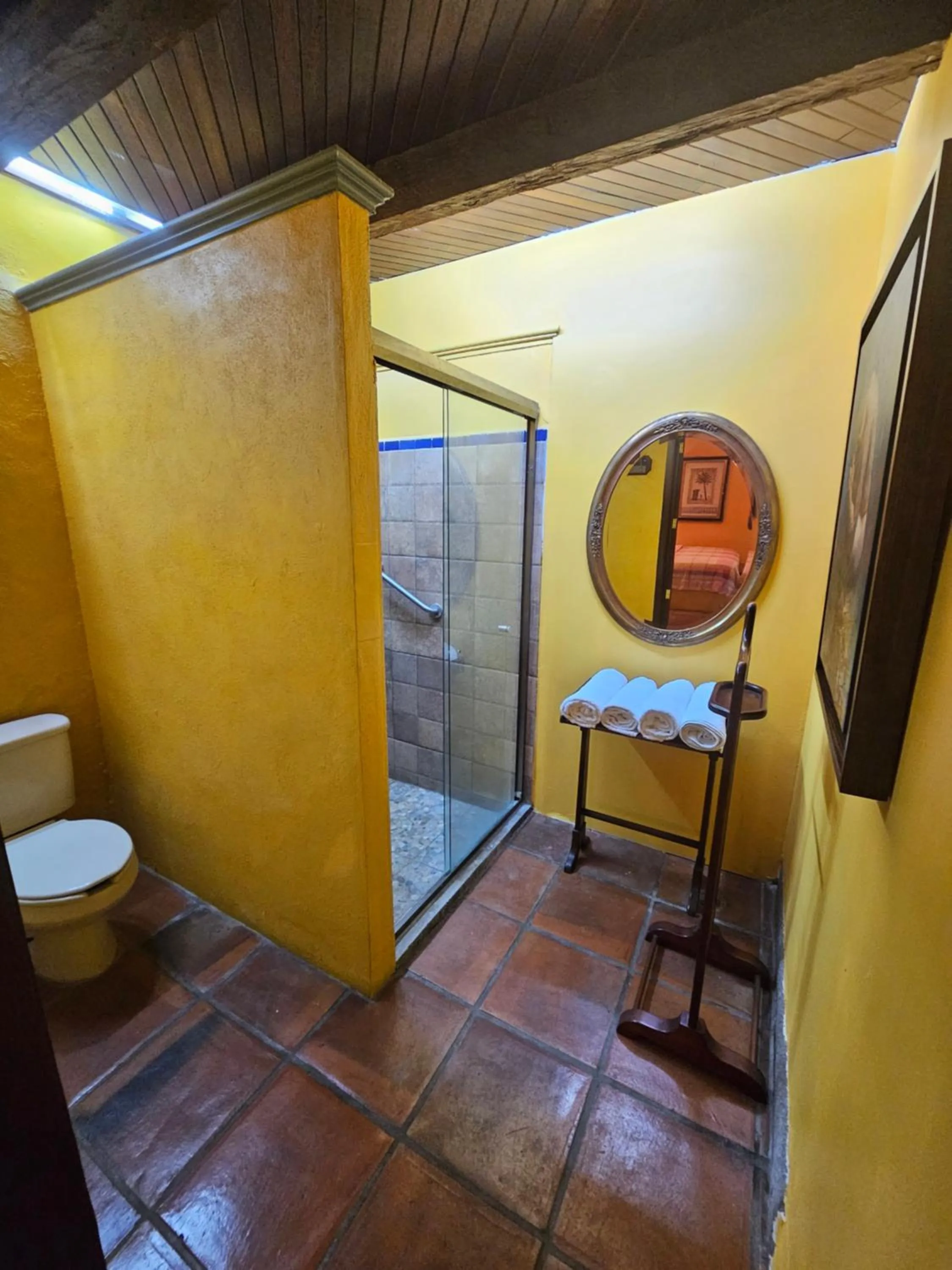 Toilet in Hotel Art Gallery Casona de los Milagros