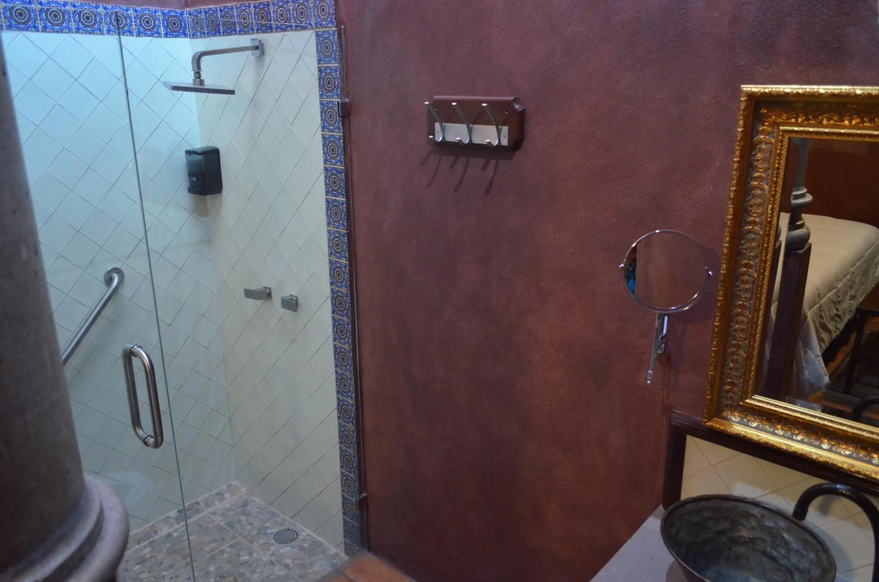 Shower in Hotel Art Gallery Casona de los Milagros