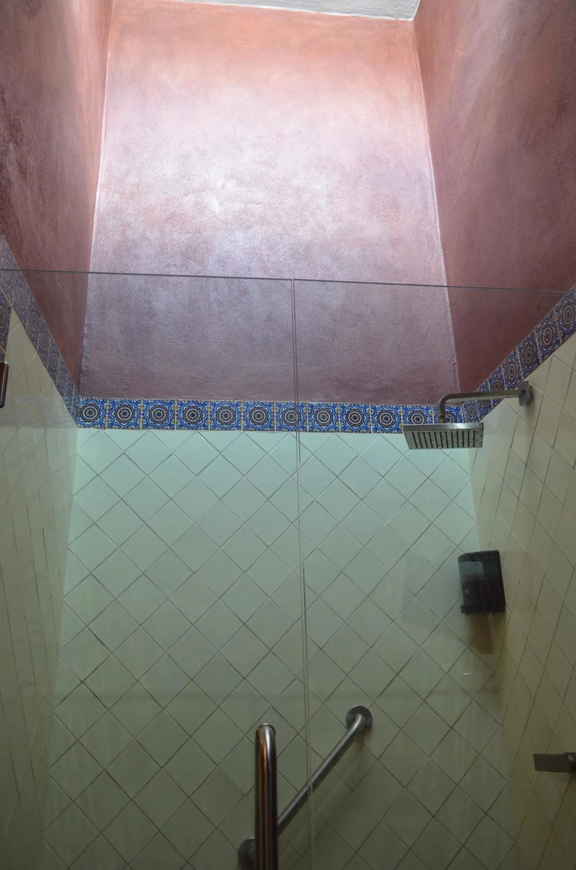 Toilet in Hotel Art Gallery Casona de los Milagros