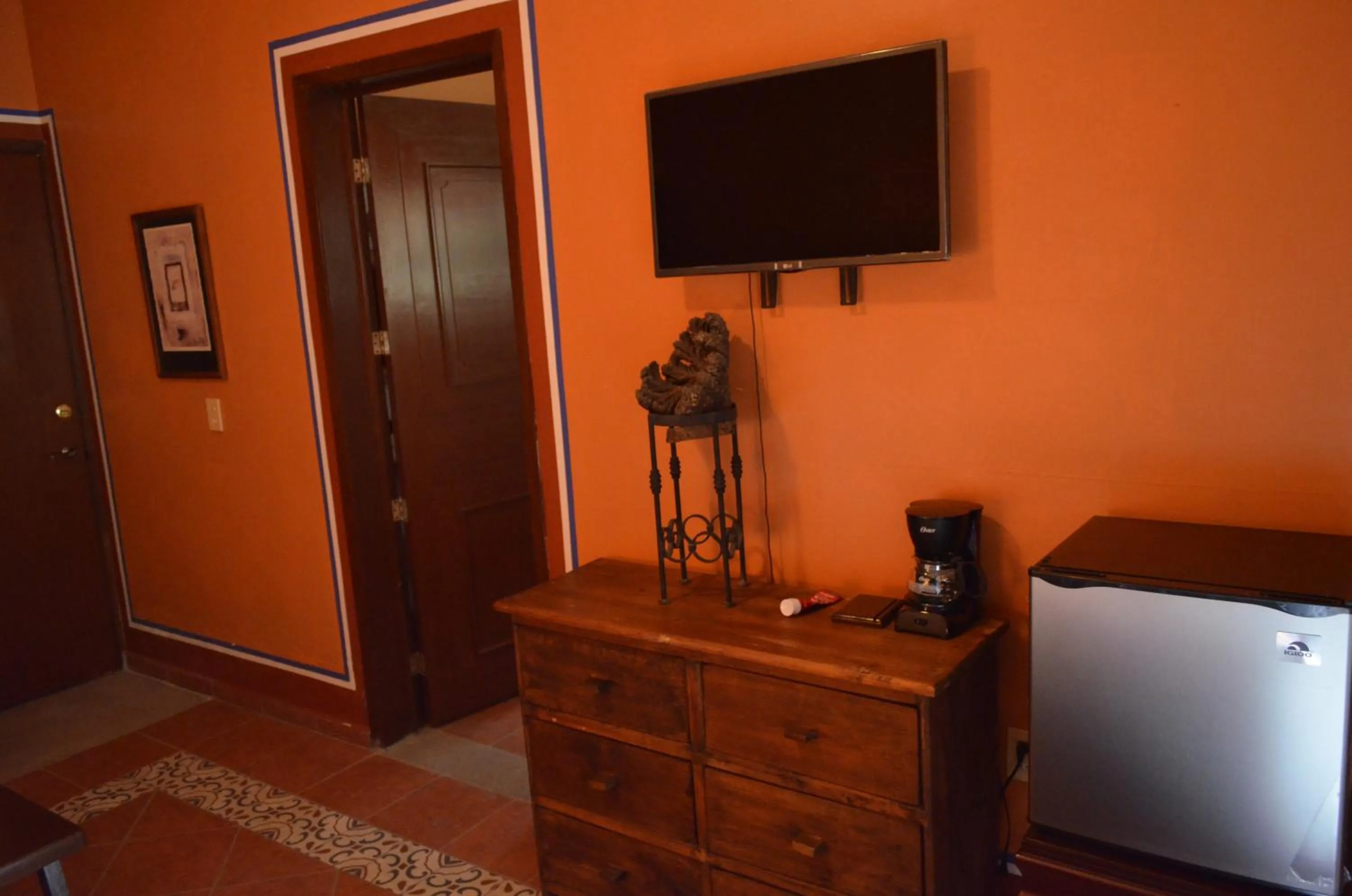TV and multimedia in Hotel Art Gallery Casona de los Milagros