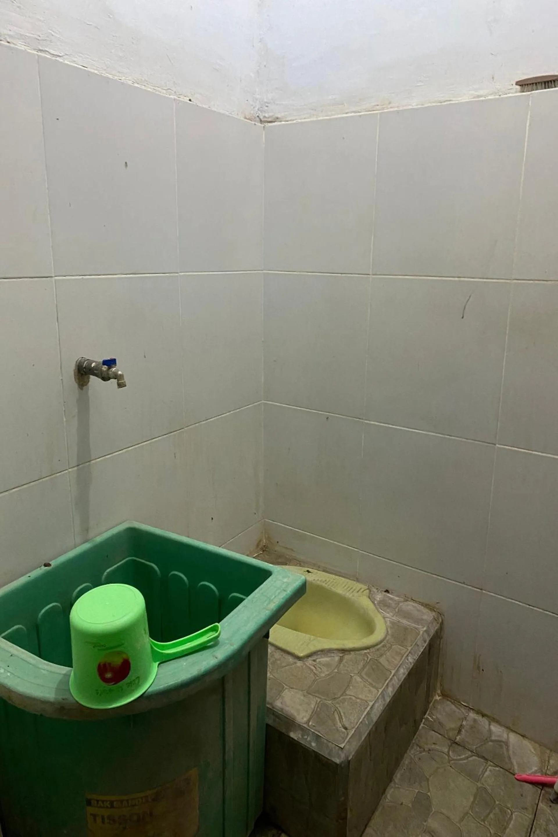 Bathroom in OYO Life 93259 Kos Kurnia