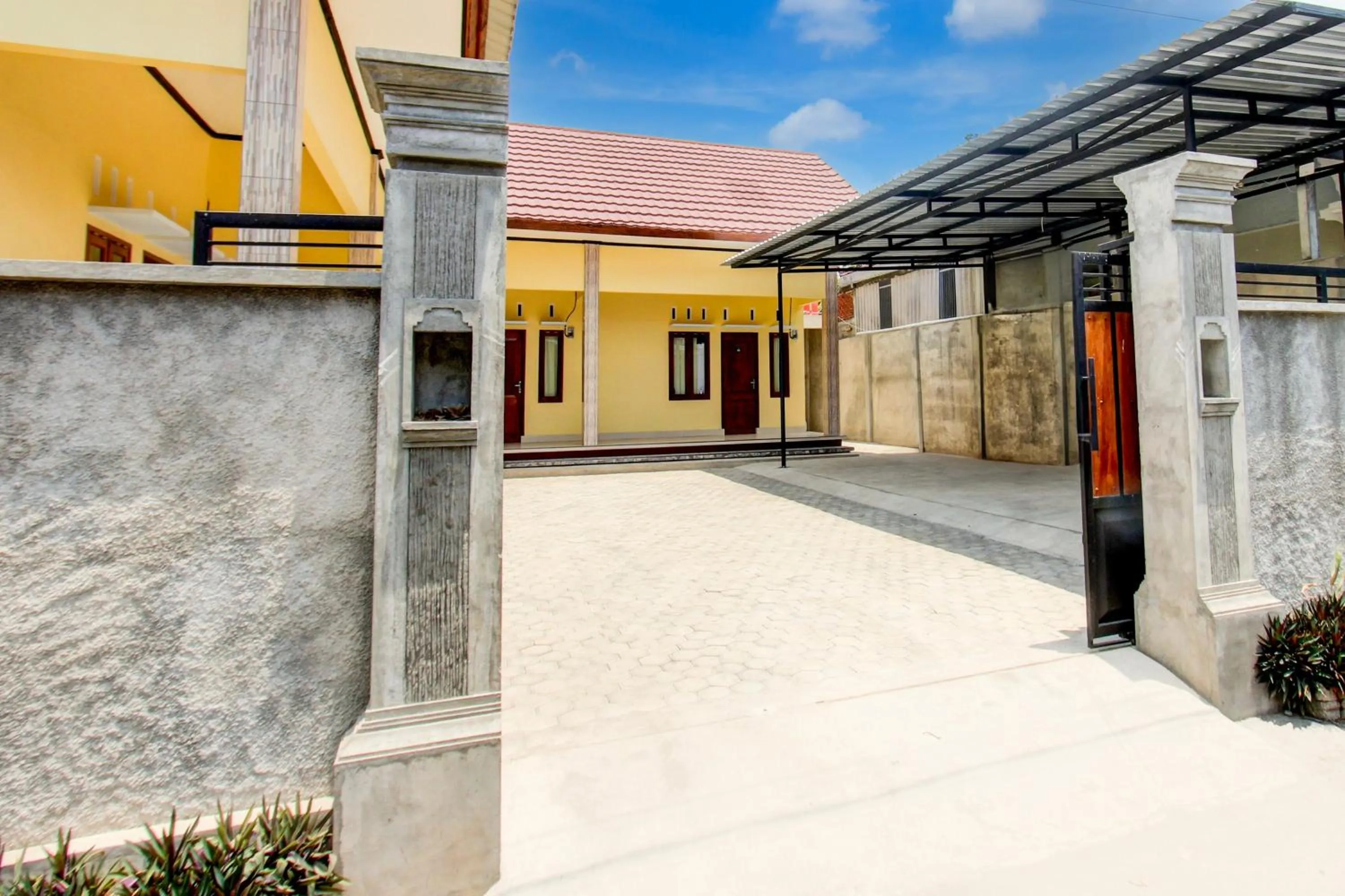 Facade/entrance in OYO Life 93255 Kosan Teratai Jaya