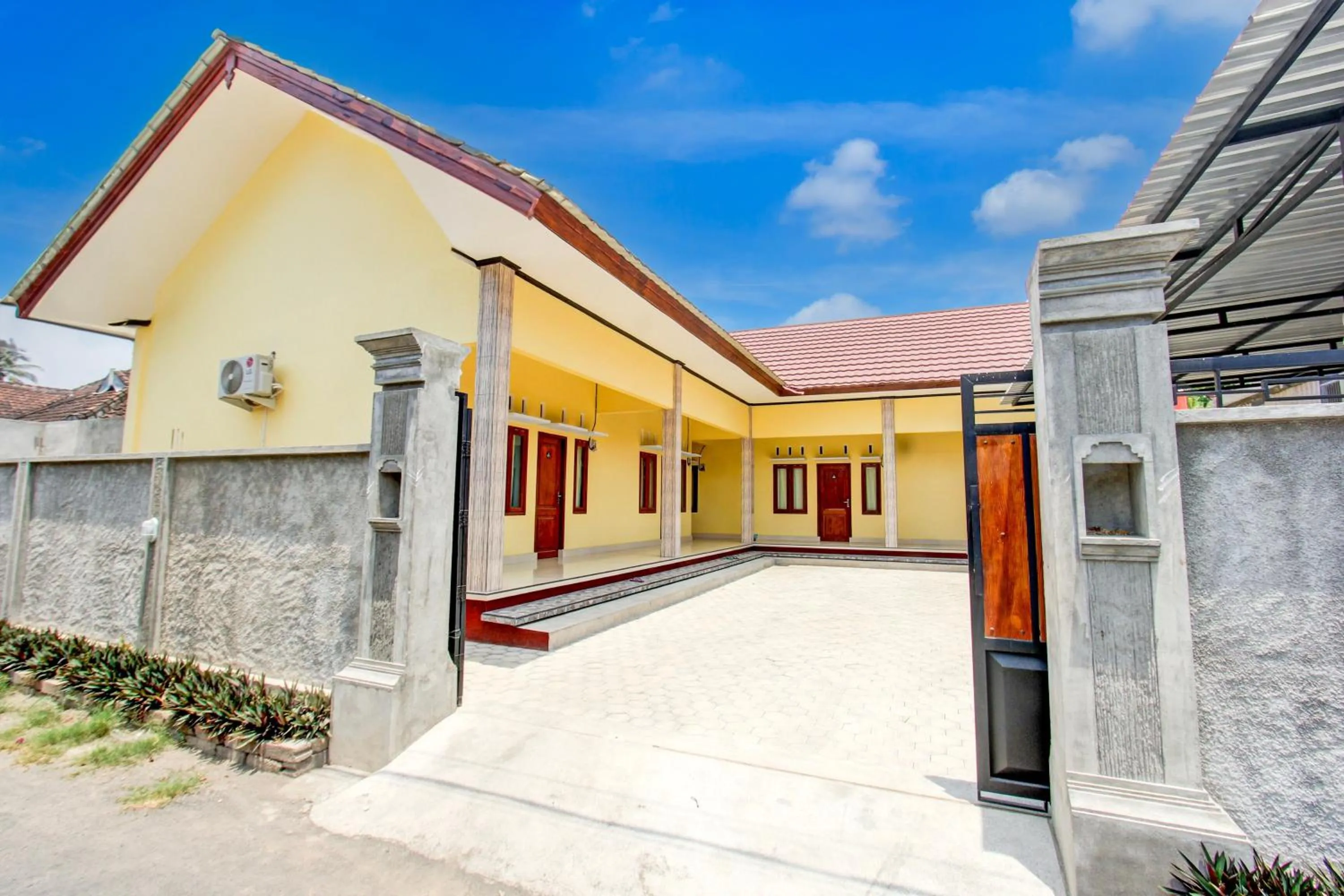 Facade/entrance in OYO Life 93255 Kosan Teratai Jaya