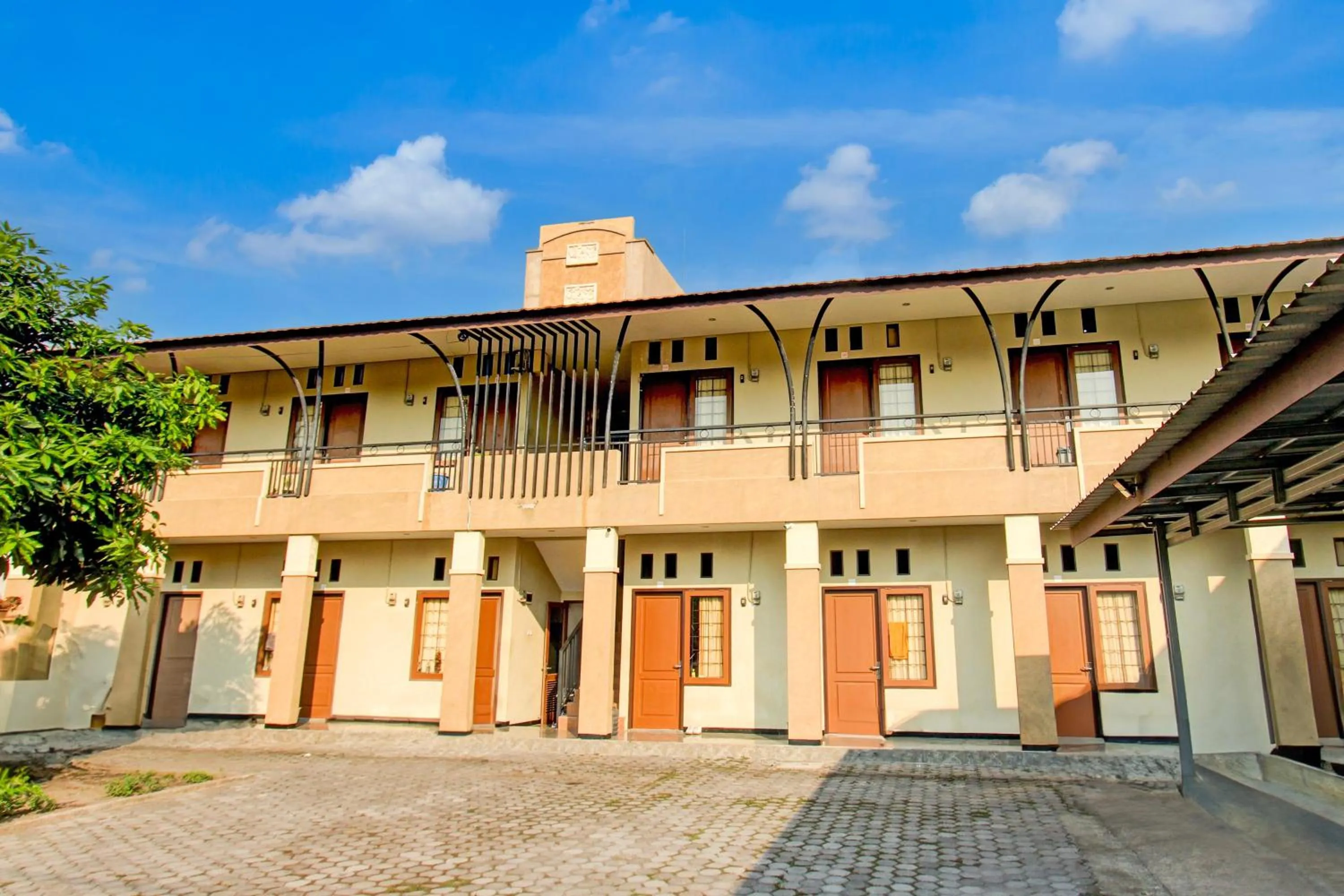 Facade/entrance in OYO Life 93284 Kos Cendana Raya