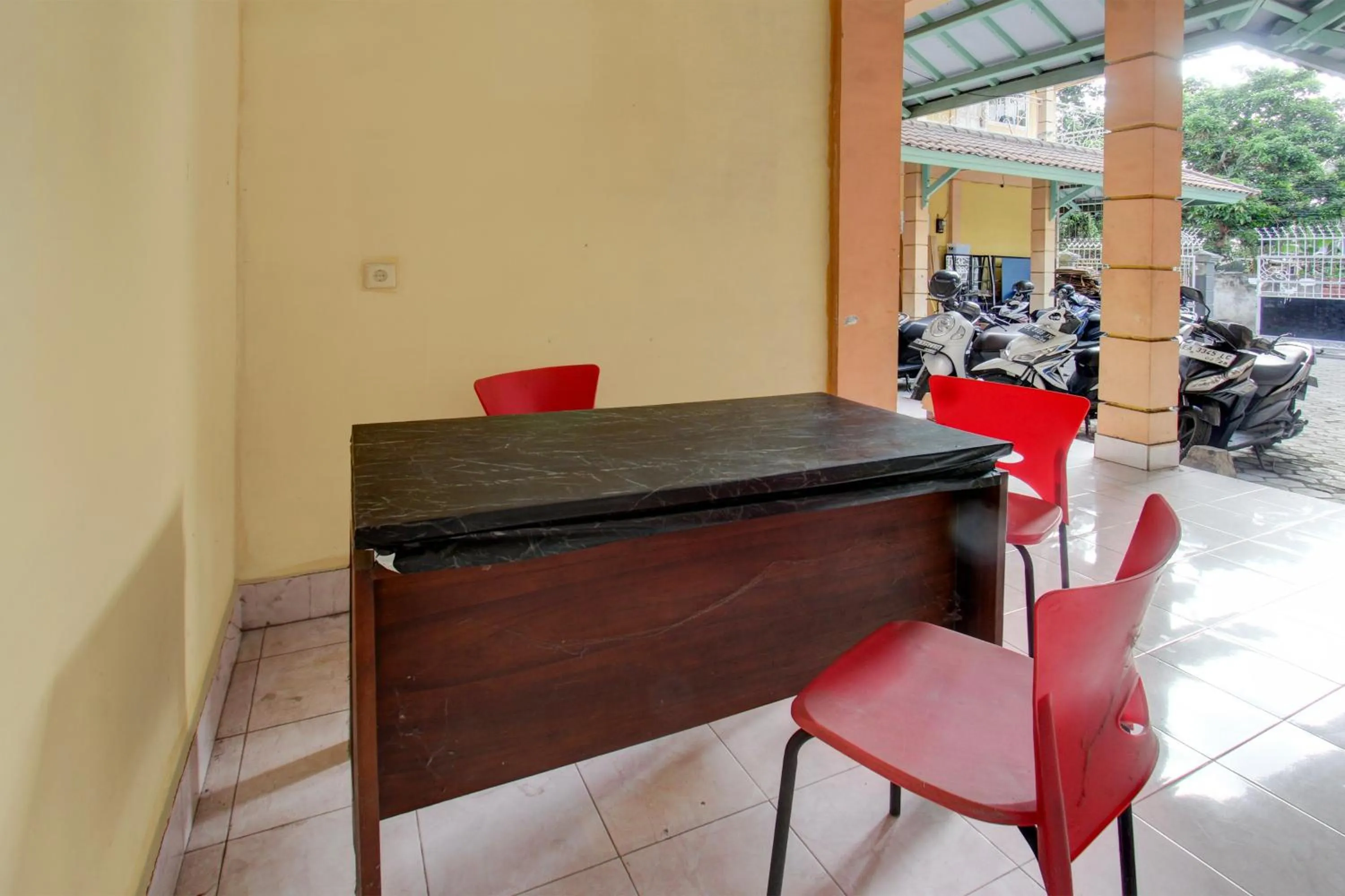 Lobby or reception in OYO Life 93265 Kos Cendana Seruni Raya