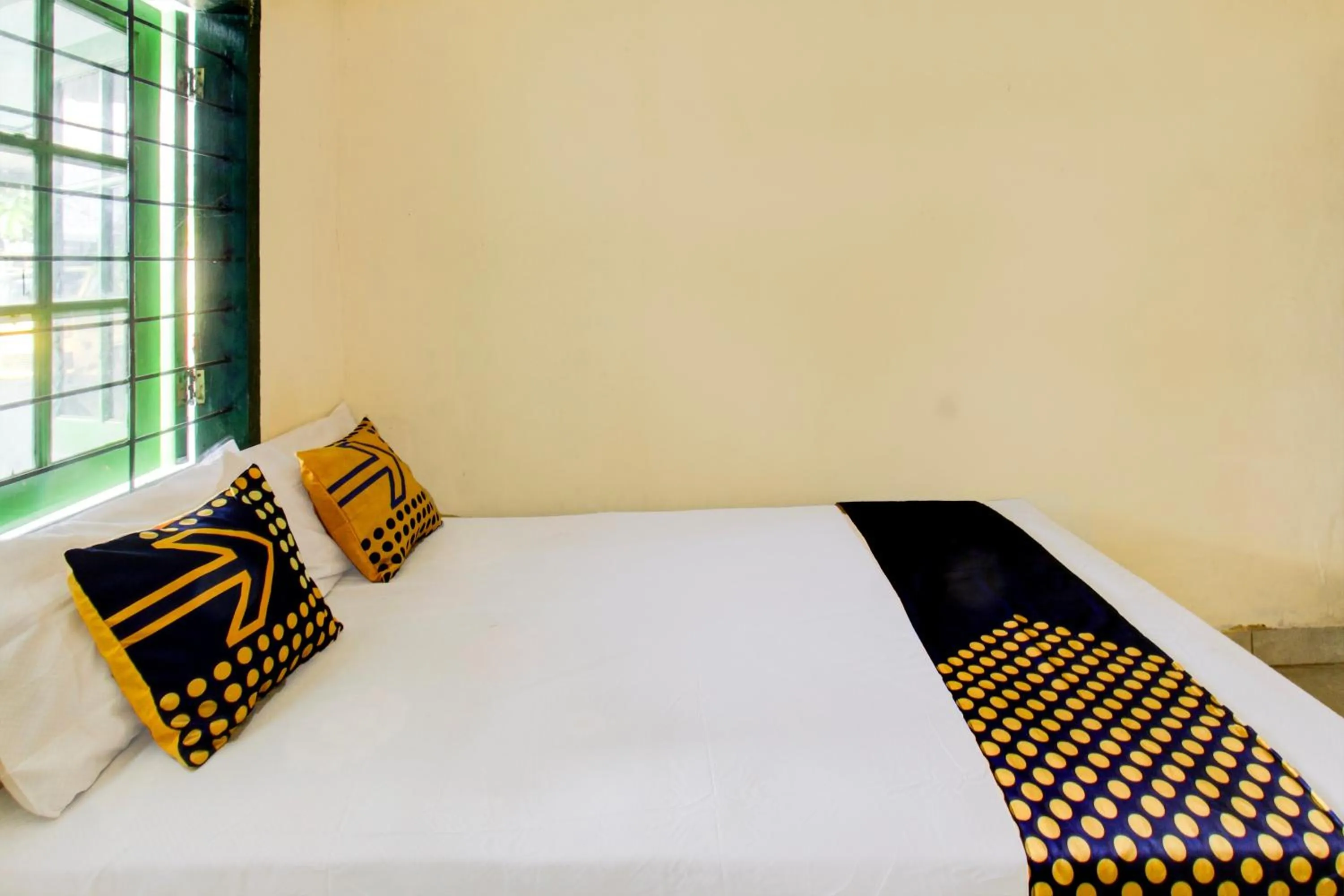 Bedroom, Bed in OYO Life 93256 Kos Meninting