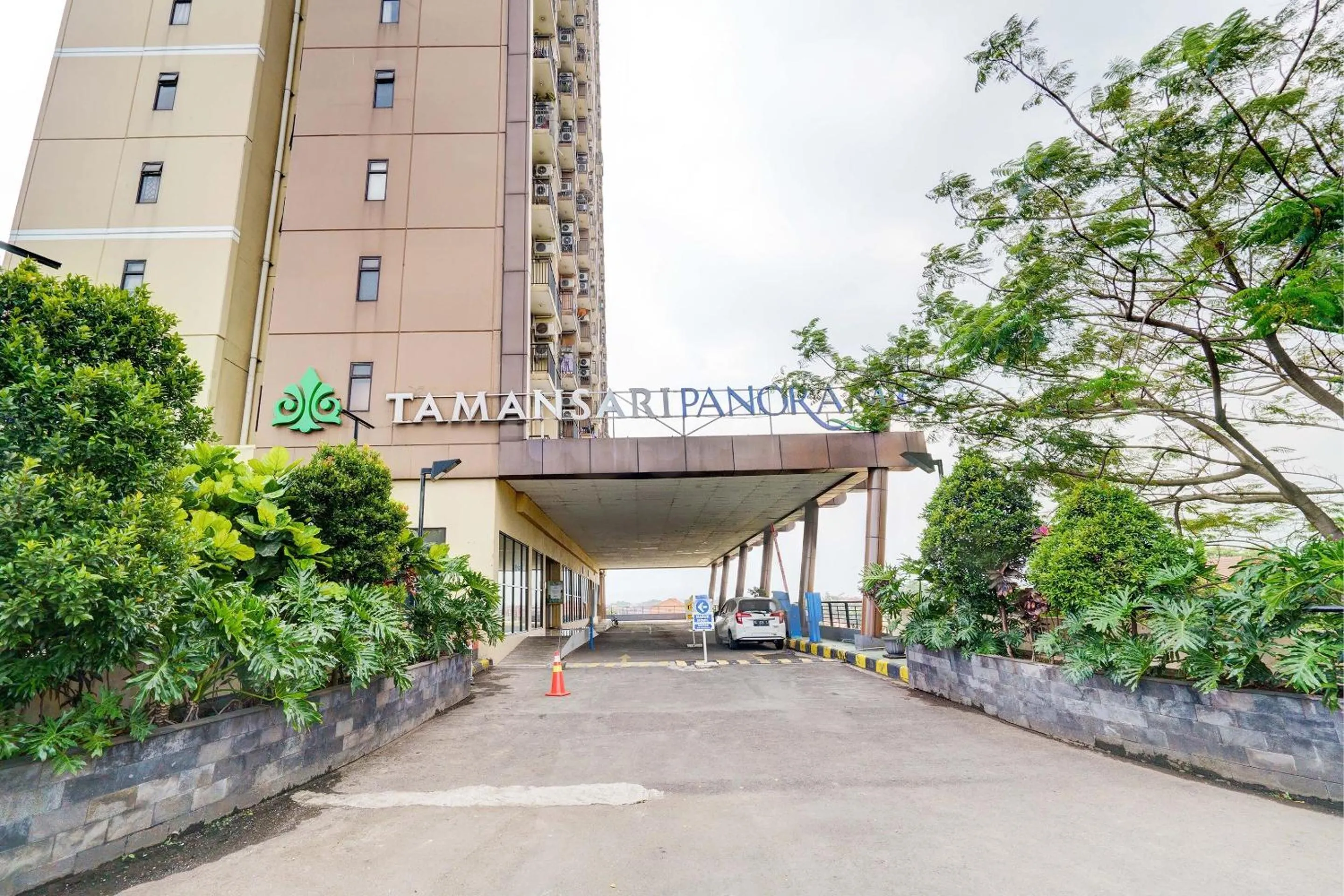 Facade/entrance in OYO Life 93310 Apartemen Tamansari Panoramic By Santuy 2