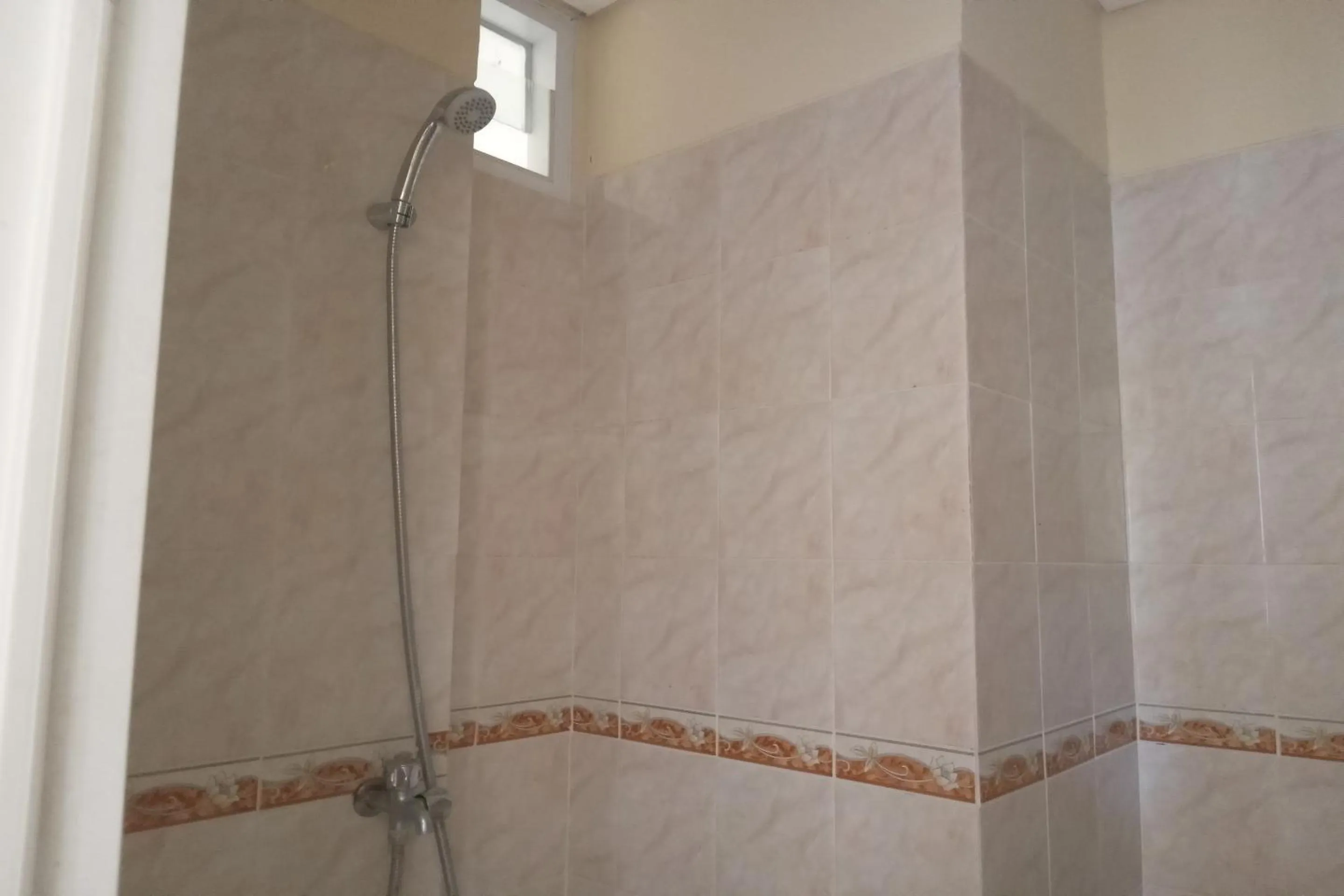 Bathroom in OYO Life 93399 Kos Batulayar