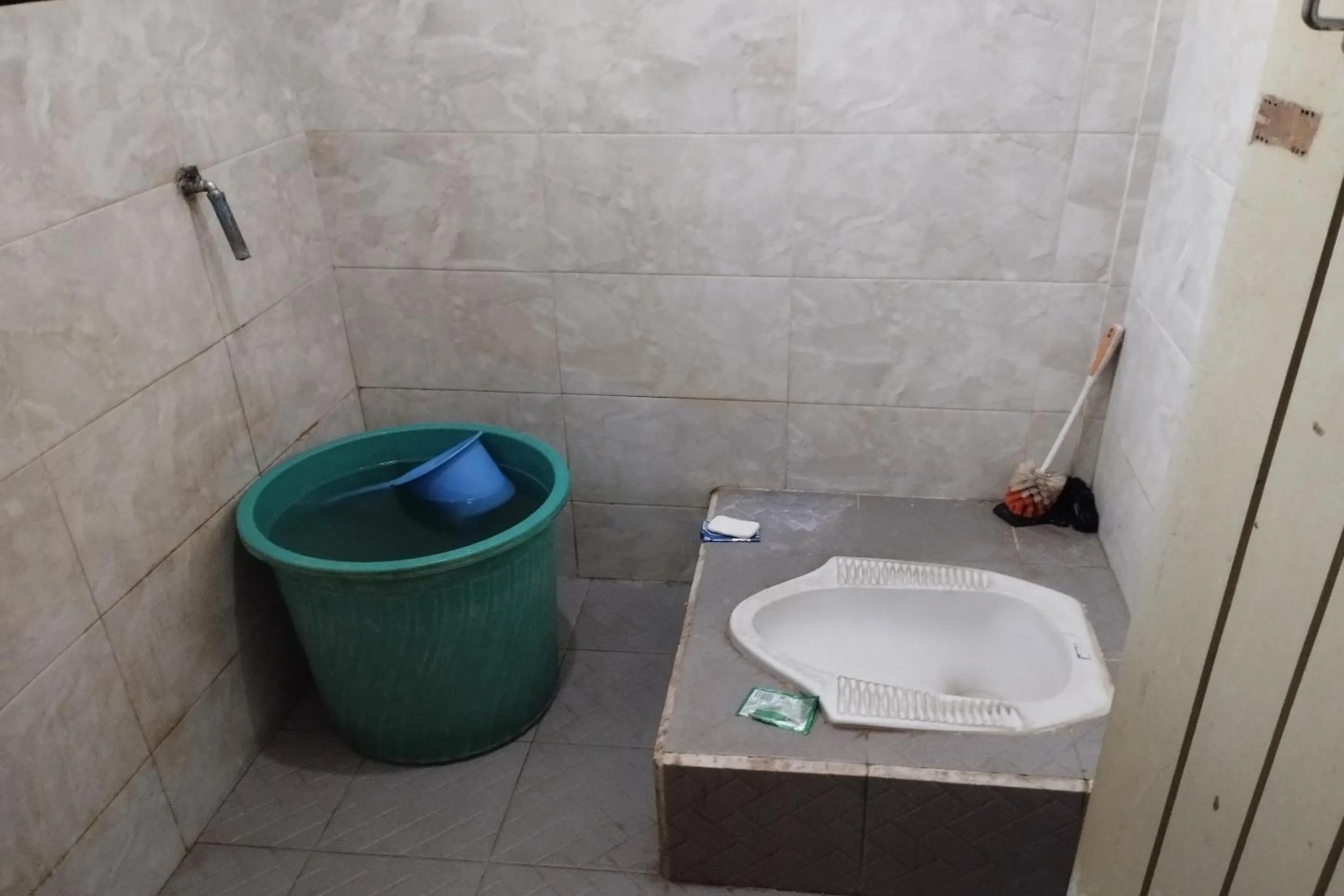 Bathroom in OYO Life 93403 Penginapan Adinda