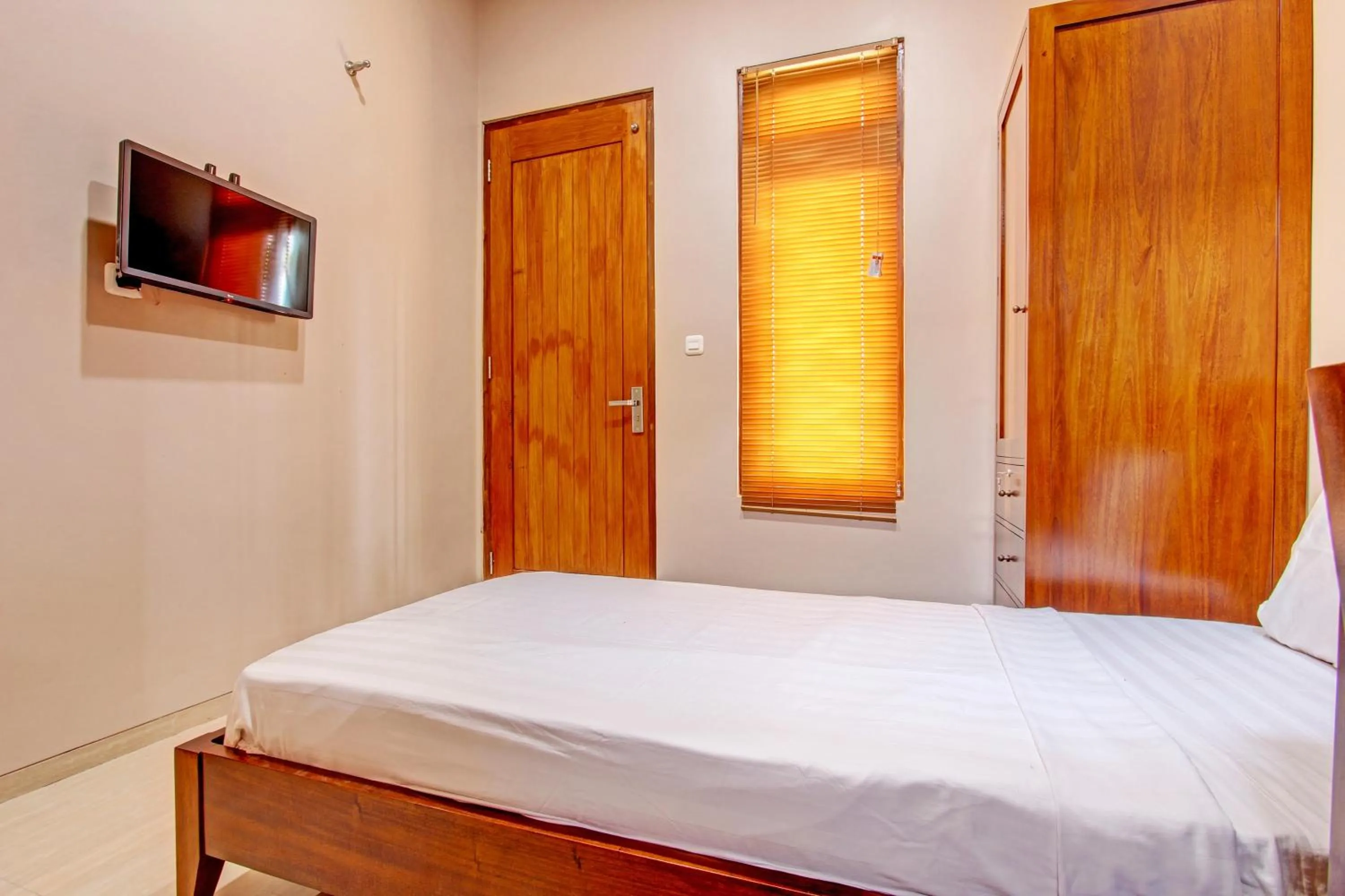 Bedroom, Bed in OYO Life 93497 Griya Kost Rr