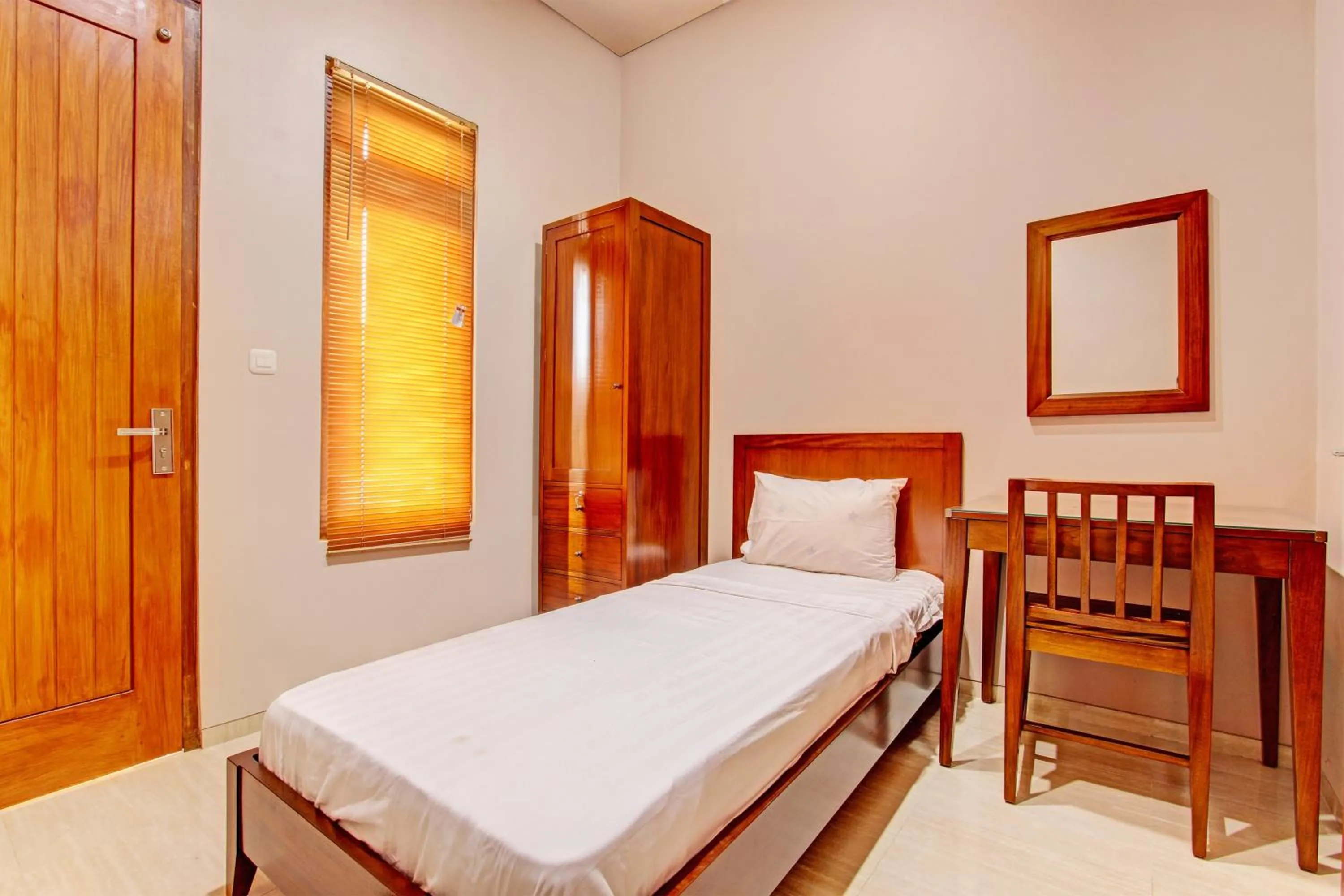 Bedroom, Bed in OYO Life 93497 Griya Kost Rr